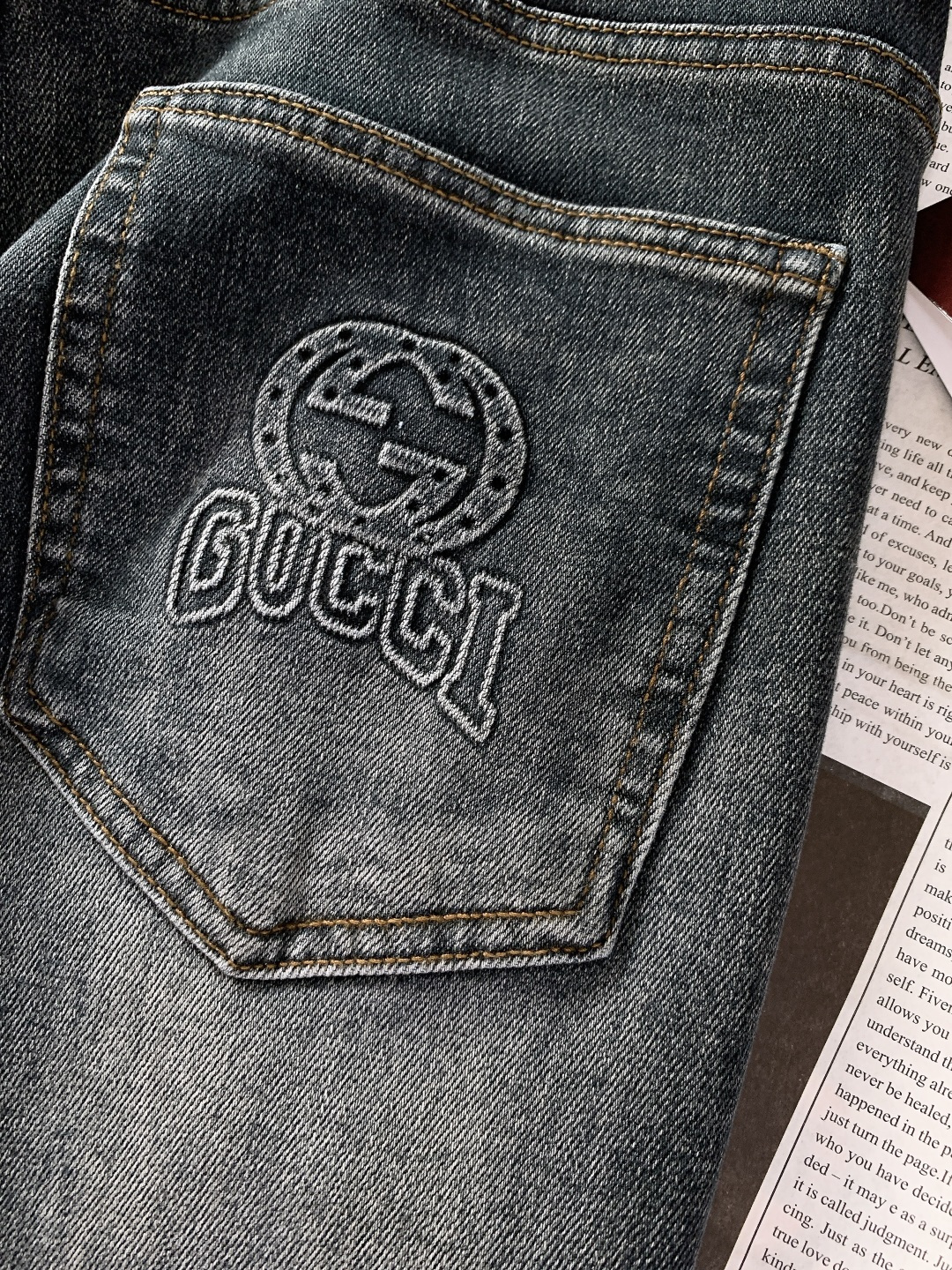 Gucci 古驰 2025FW秋冬新品 经典单宁牛仔裤。采用高密丹宁面料，经复古水洗工艺打造出做旧渐变纹