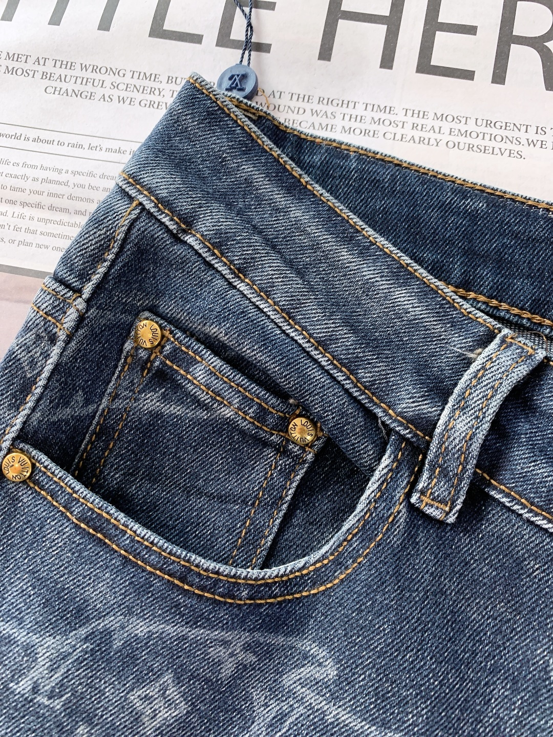 LouisVuitton 路易威登 2025FW秋冬新品 印花单宁牛仔裤。甄选优质高密丹宁布，经多道水洗