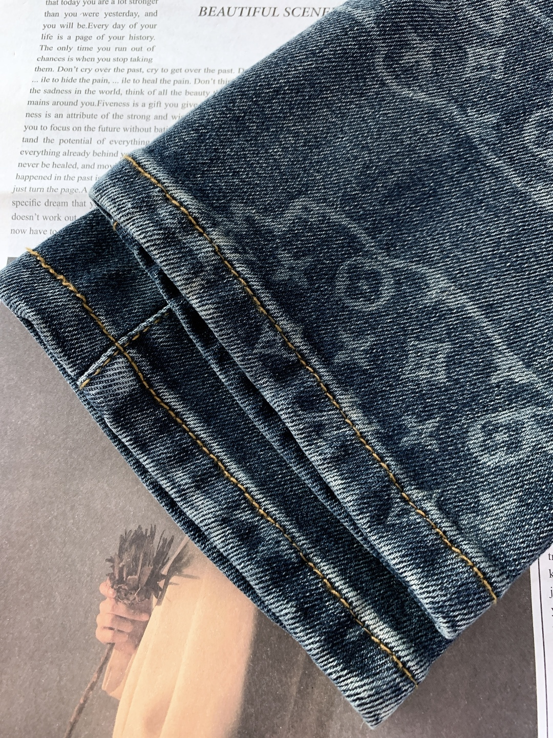 LouisVuitton 路易威登 2025FW秋冬新品 印花单宁牛仔裤。甄选优质高密丹宁布，经多道水洗