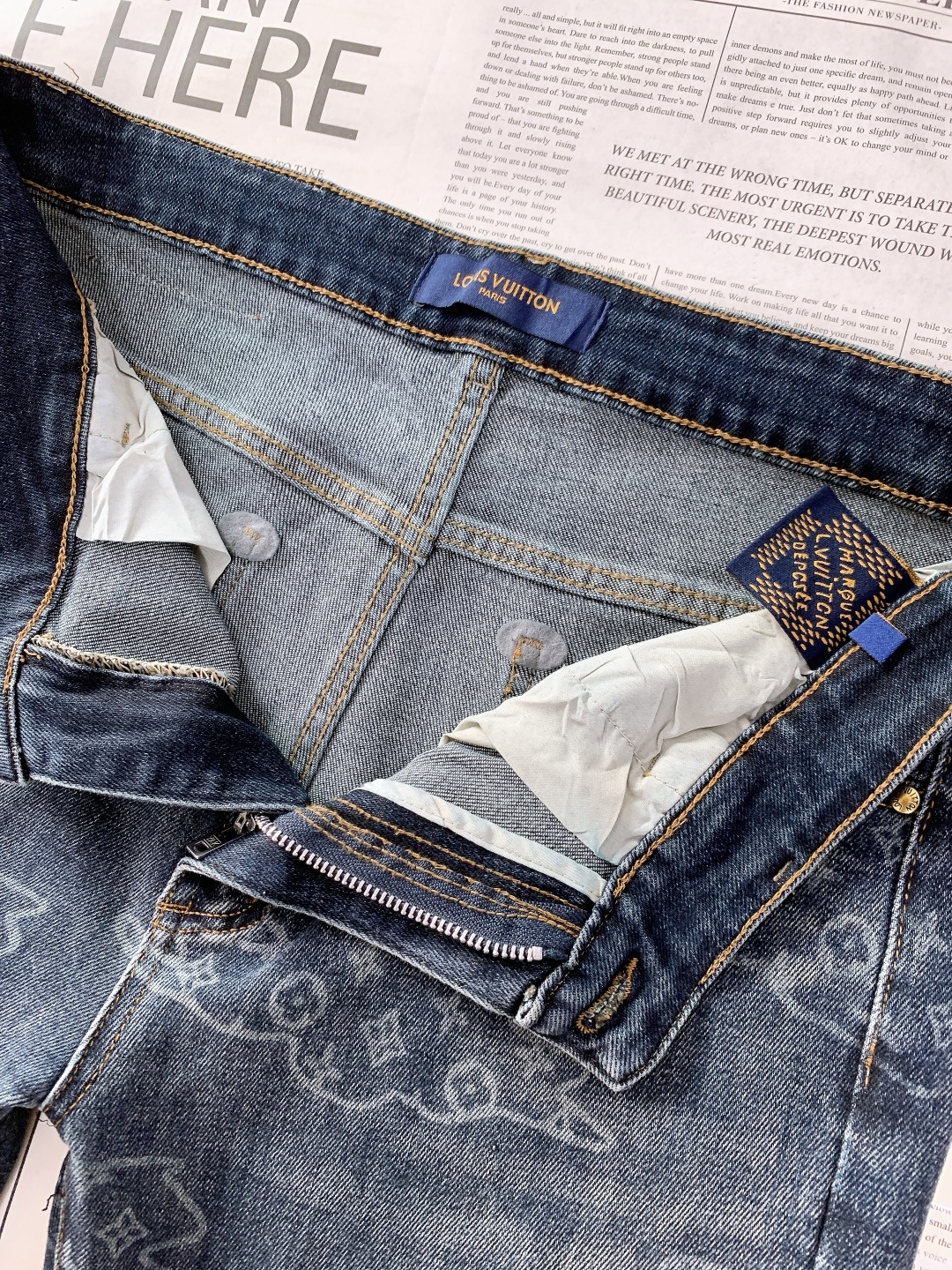 LouisVuitton 路易威登 2025FW秋冬新品 印花单宁牛仔裤。甄选优质高密丹宁布，经多道水洗