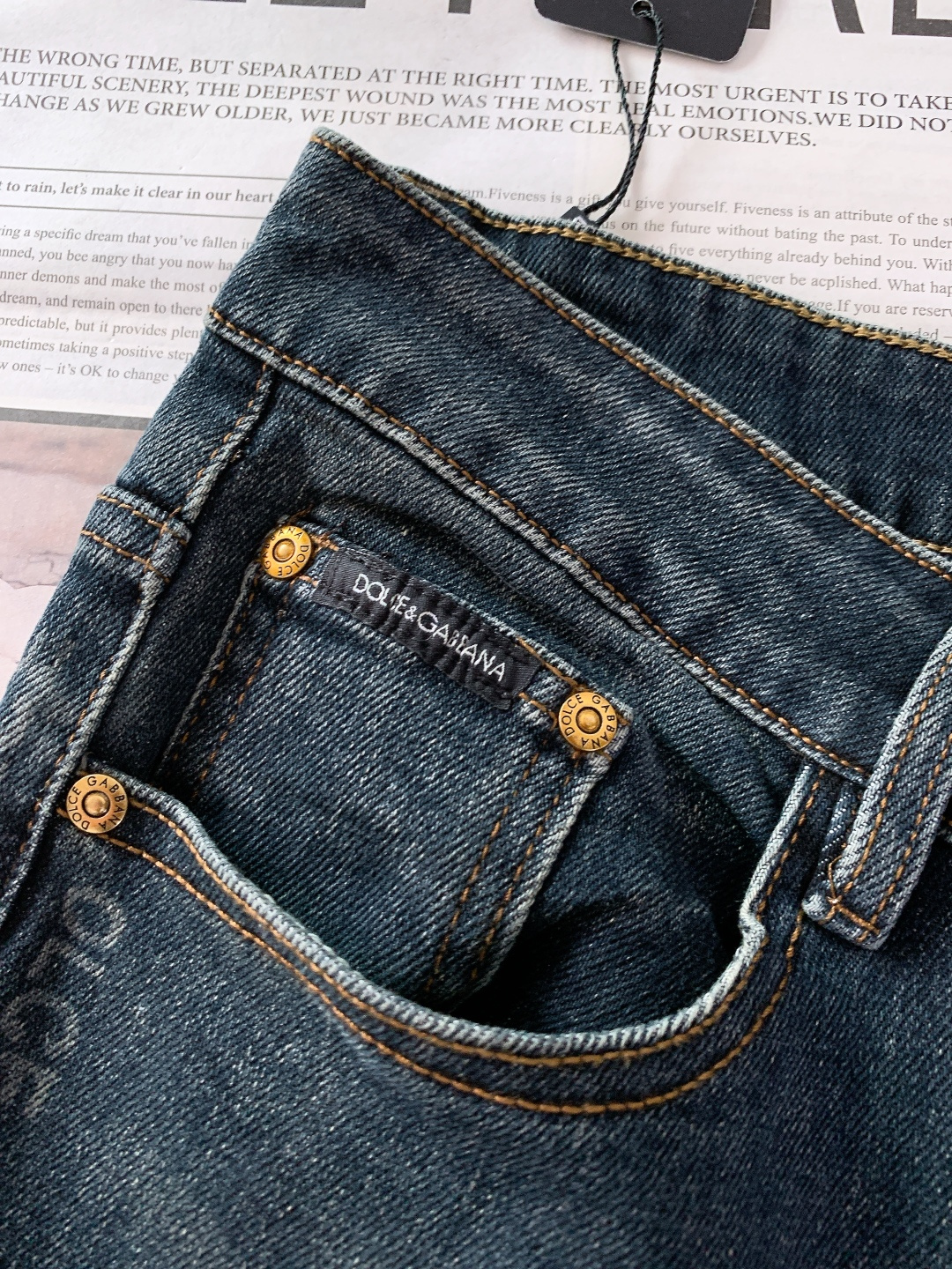 DOLCE&GABBANA 杜嘉班纳2025FW秋冬新品 经典单宁牛仔裤。采用高密丹宁面料，经复古水洗与