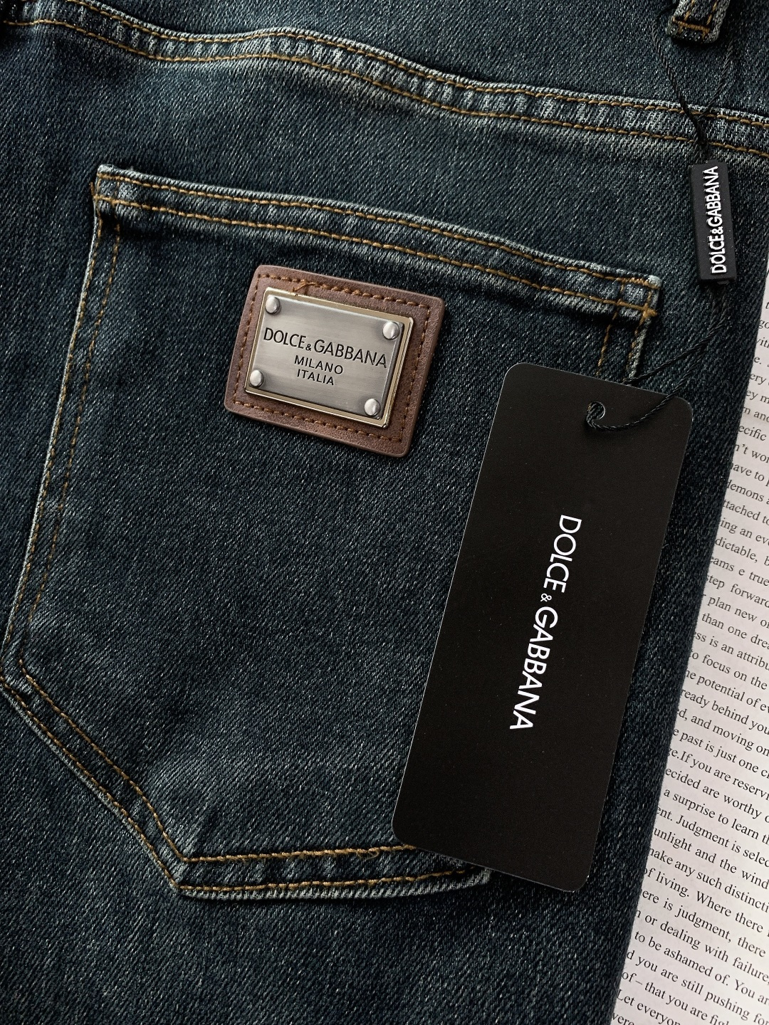 DOLCE&GABBANA 杜嘉班纳2025FW秋冬新品 经典单宁牛仔裤。采用高密丹宁面料，经复古水洗与