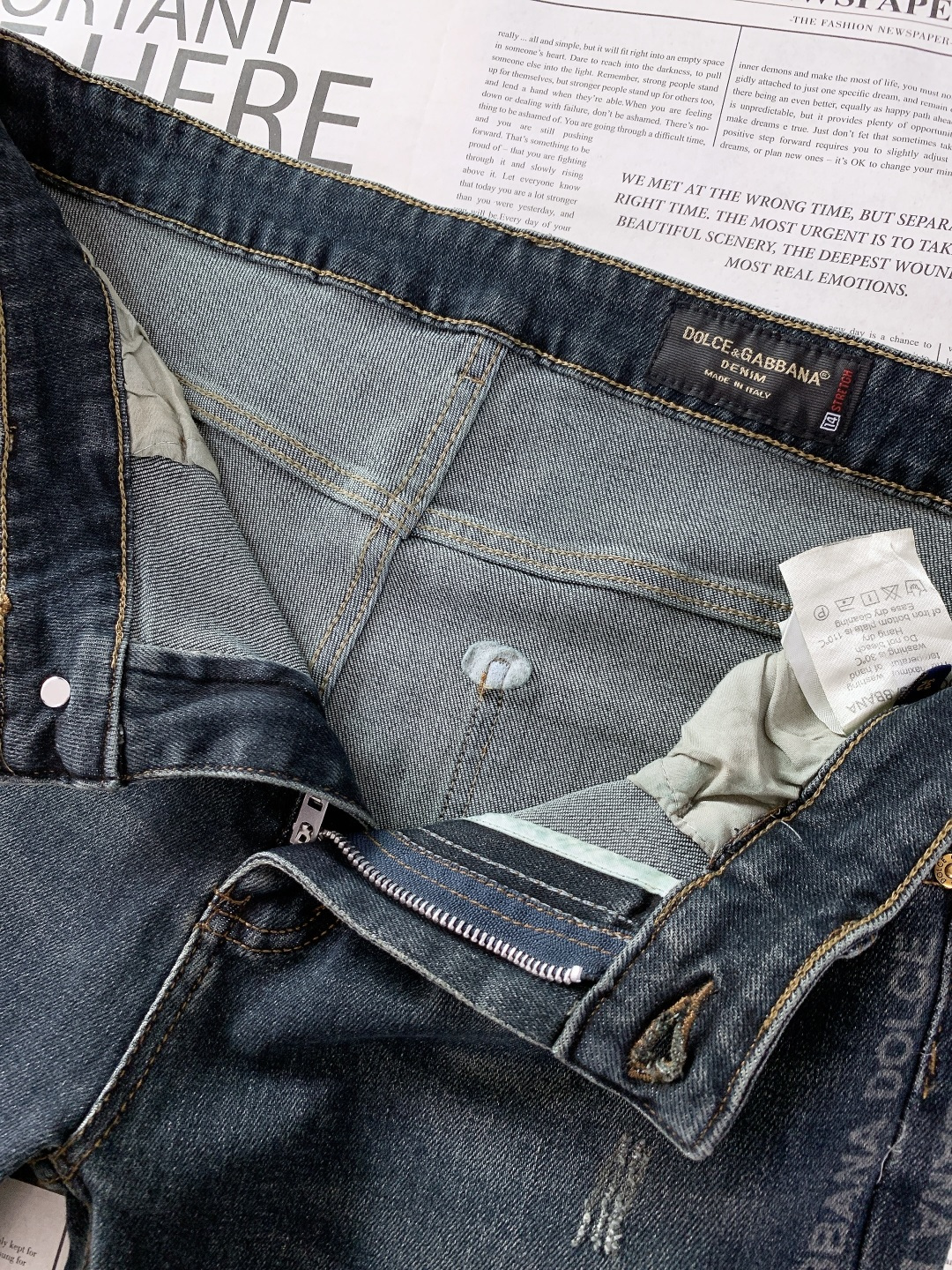 DOLCE&GABBANA 杜嘉班纳2025FW秋冬新品 经典单宁牛仔裤。采用高密丹宁面料，经复古水洗与
