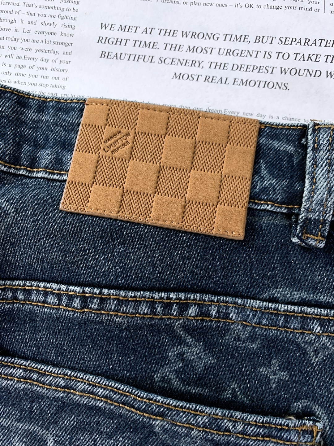 LouisVuitton 路易威登 2025FW秋冬新品 印花单宁牛仔裤。甄选优质高密丹宁布，经多道水洗