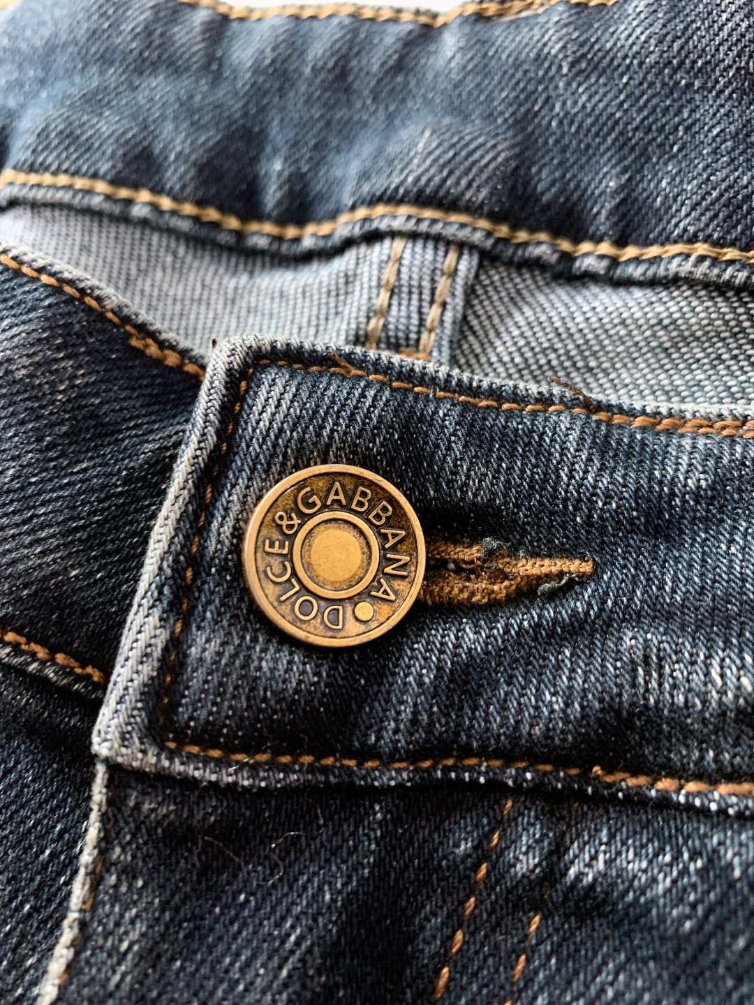 DOLCE&GABBANA 杜嘉班纳2025FW秋冬新品 经典单宁牛仔裤。采用高密丹宁面料，经复古水洗与