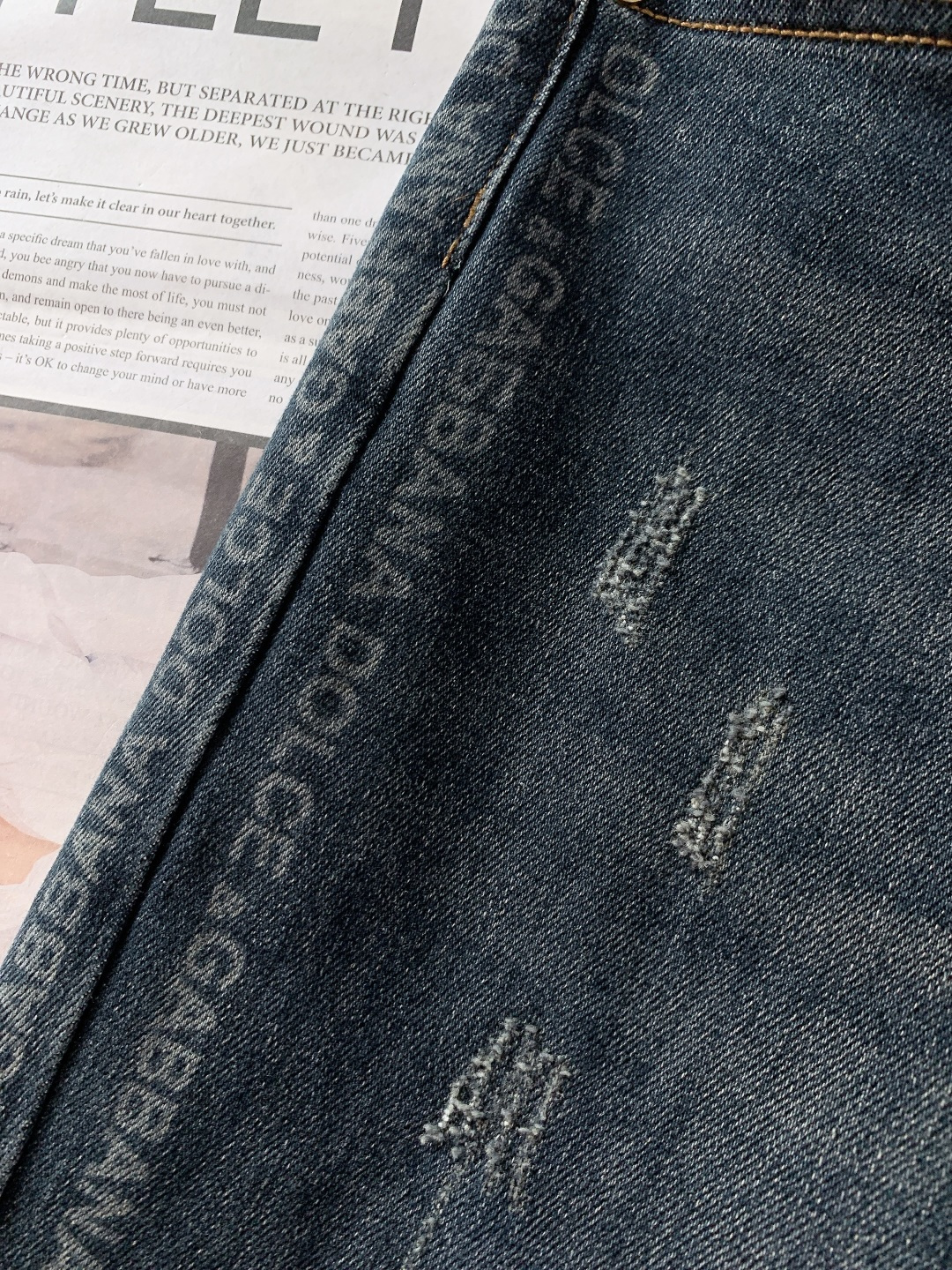 DOLCE&GABBANA 杜嘉班纳2025FW秋冬新品 经典单宁牛仔裤。采用高密丹宁面料，经复古水洗与