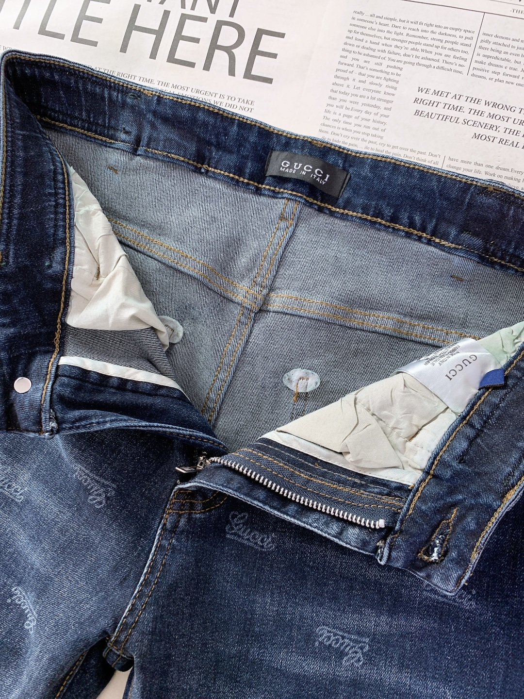 Gucci 古驰 2025FW秋冬新品 织带单宁牛仔裤。选用高密重磅丹宁面料，经复古石洗工艺处理，形成自