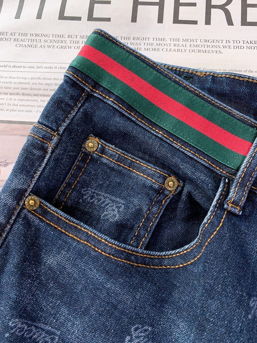 Gucci 古驰 2025FW秋冬新品 织带单宁牛仔裤。选用高密重磅丹宁面料，经复古石洗工艺处理，形成自