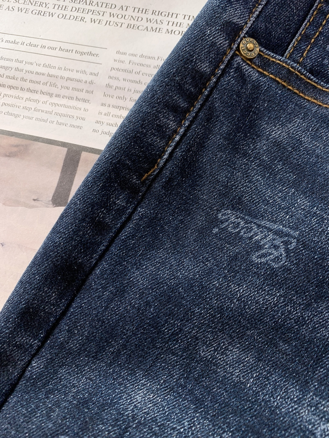 Gucci 古驰 2025FW秋冬新品 织带单宁牛仔裤。选用高密重磅丹宁面料，经复古石洗工艺处理，形成自