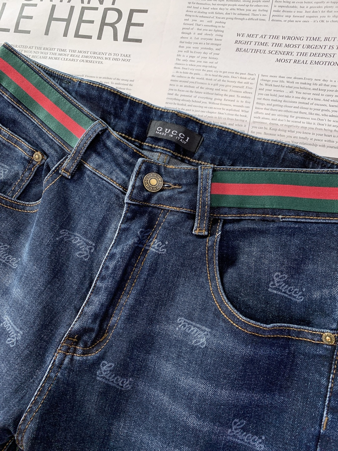 Gucci 古驰 2025FW秋冬新品 织带单宁牛仔裤。选用高密重磅丹宁面料，经复古石洗工艺处理，形成自