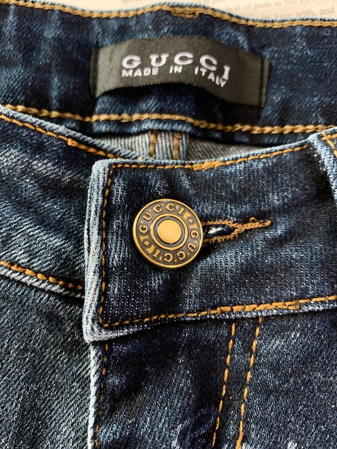 Gucci 古驰 2025FW秋冬新品 织带单宁牛仔裤。选用高密重磅丹宁面料，经复古石洗工艺处理，形成自