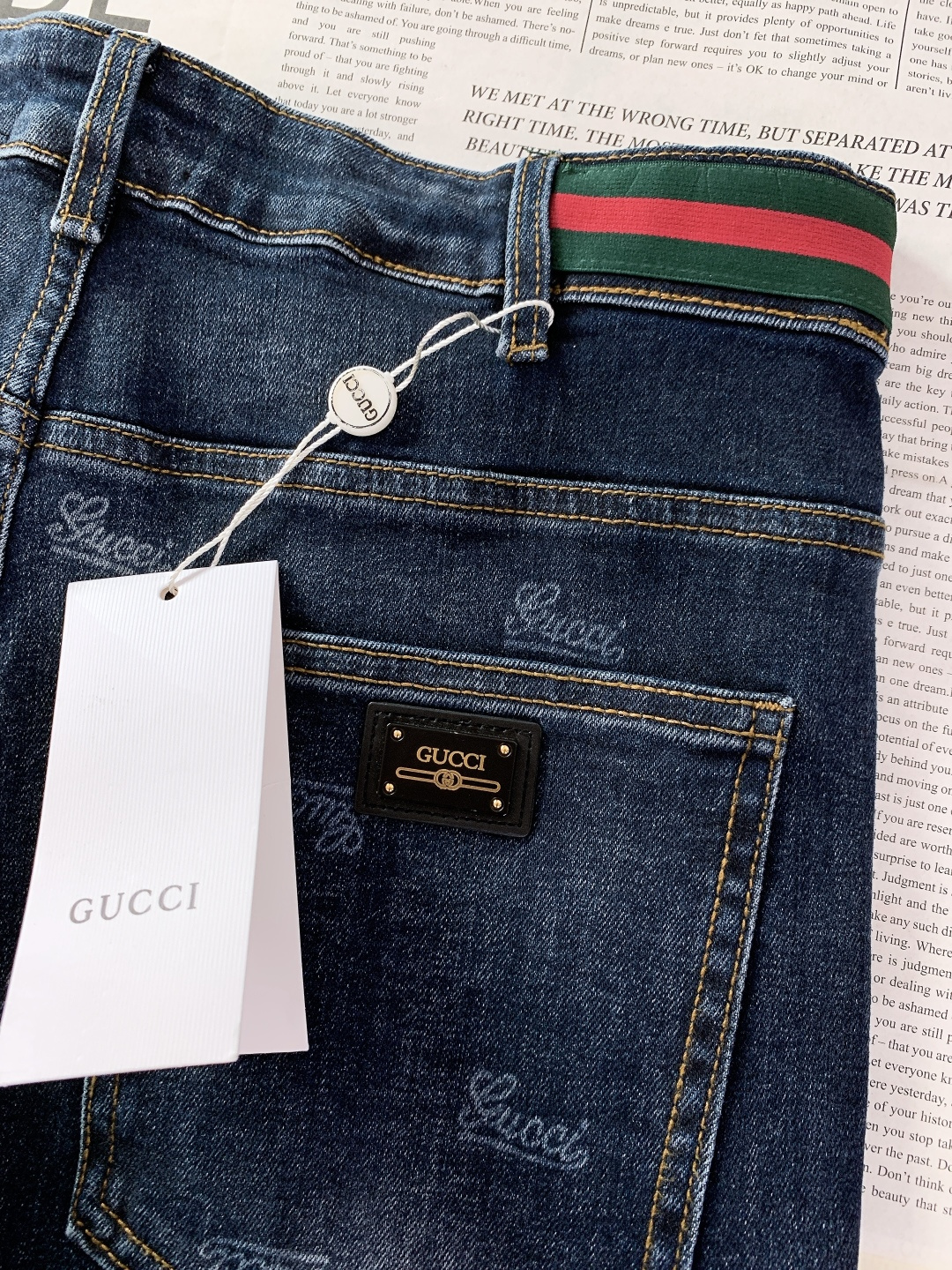 Gucci 古驰 2025FW秋冬新品 织带单宁牛仔裤。选用高密重磅丹宁面料，经复古石洗工艺处理，形成自