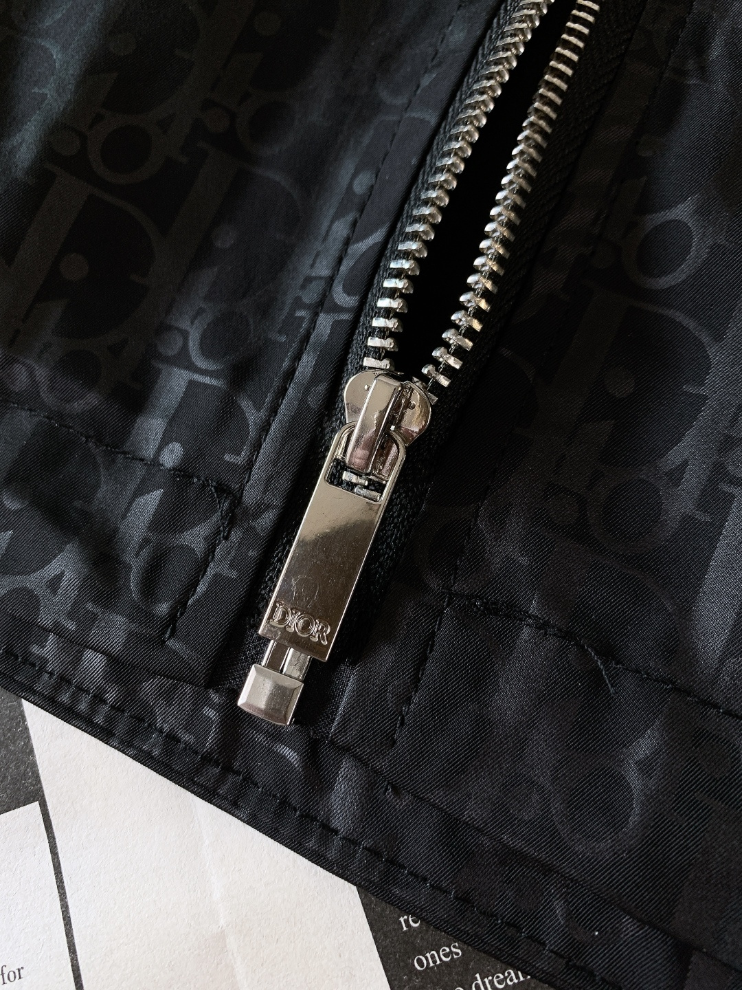 Dior Homme 迪奥·桀傲 2025FW秋冬新品 经典老花连帽外套。选用高密防风尼龙面料，质地轻薄