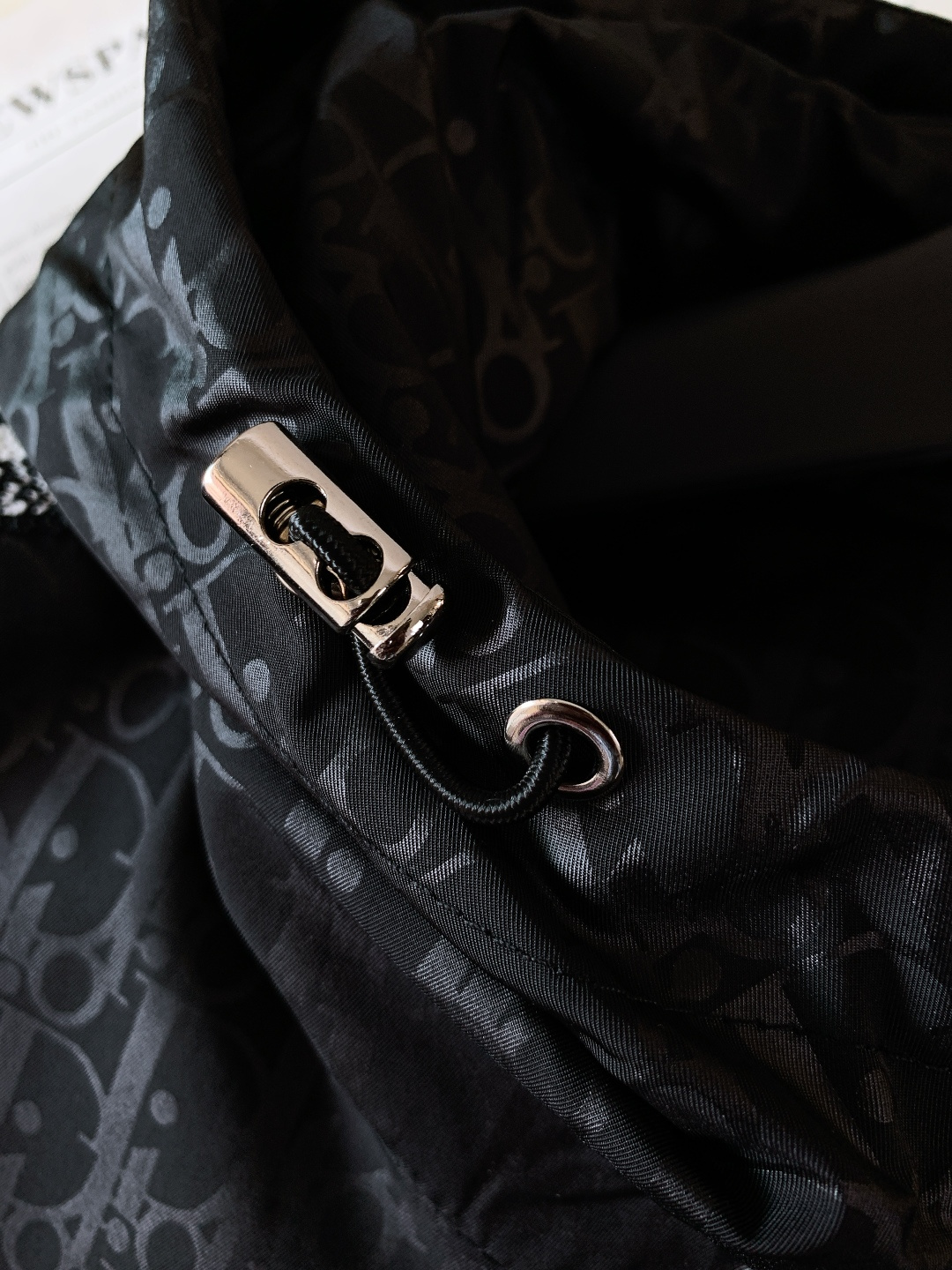 Dior Homme 迪奥·桀傲 2025FW秋冬新品 经典老花连帽外套。选用高密防风尼龙面料，质地轻薄