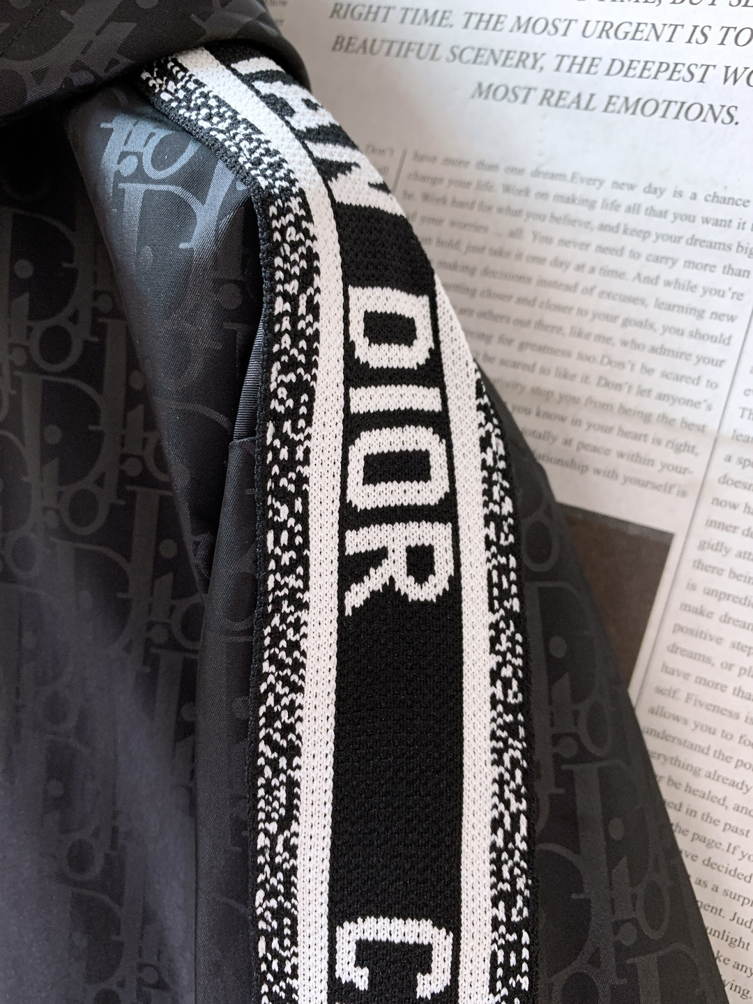 Dior Homme 迪奥·桀傲 2025FW秋冬新品 经典老花连帽外套。选用高密防风尼龙面料，质地轻薄