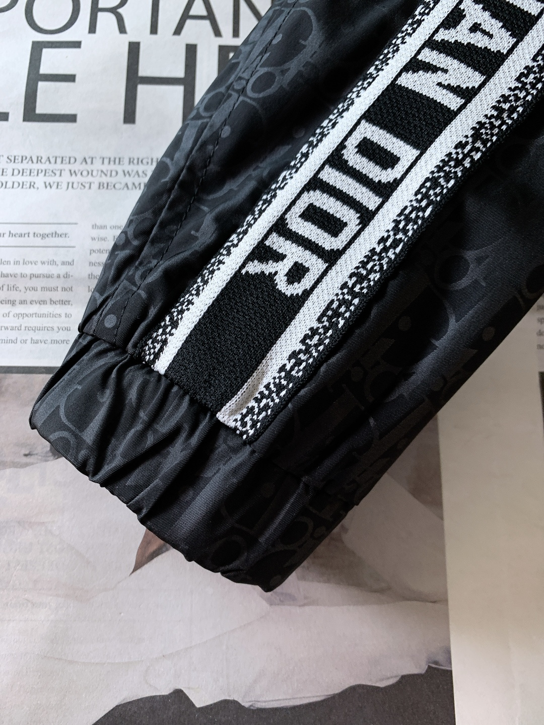 Dior Homme 迪奥·桀傲 2025FW秋冬新品 经典老花连帽外套。选用高密防风尼龙面料，质地轻薄