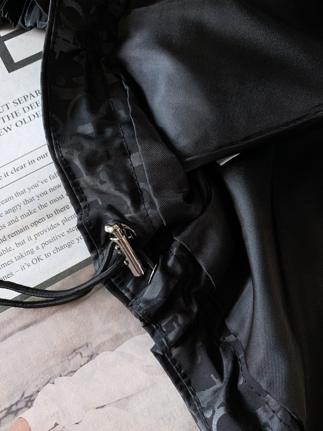 Dior Homme 迪奥·桀傲 2025FW秋冬新品 经典老花连帽外套。选用高密防风尼龙面料，质地轻薄