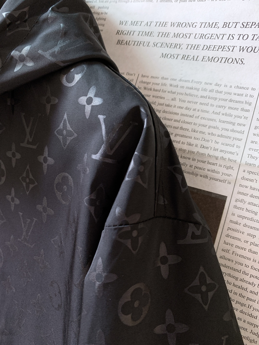 LouisVuitton 路易威登 2025FW秋冬新品 老花暗纹连帽外套。选用高密防风科技面料，质地轻