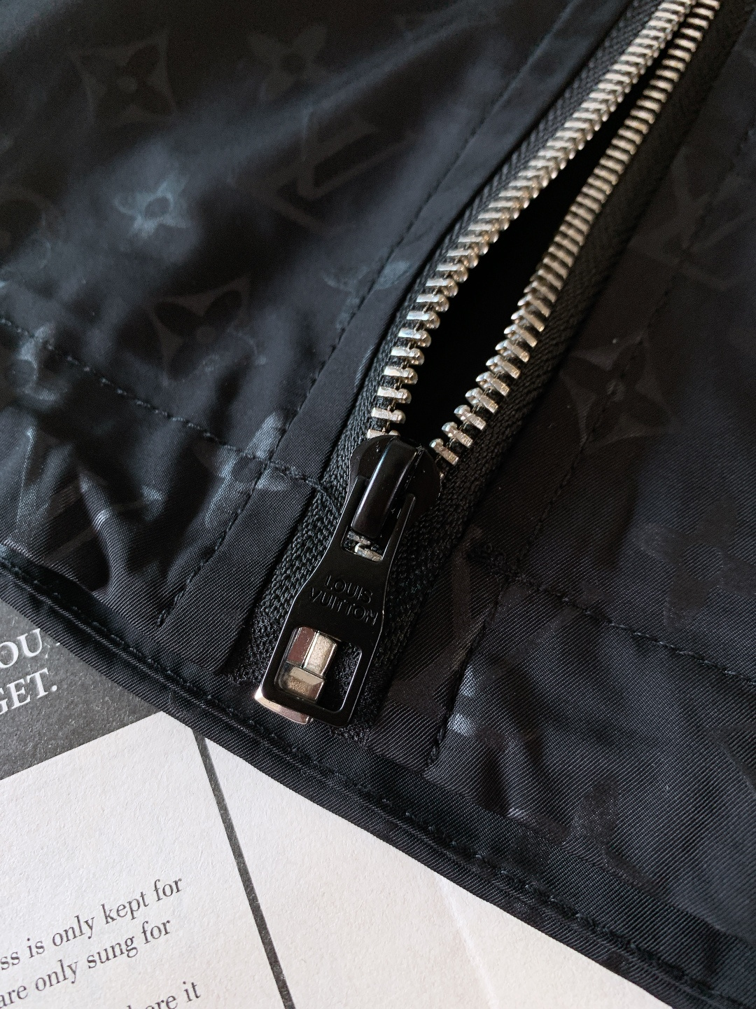 LouisVuitton 路易威登 2025FW秋冬新品 老花暗纹连帽外套。选用高密防风科技面料，质地轻