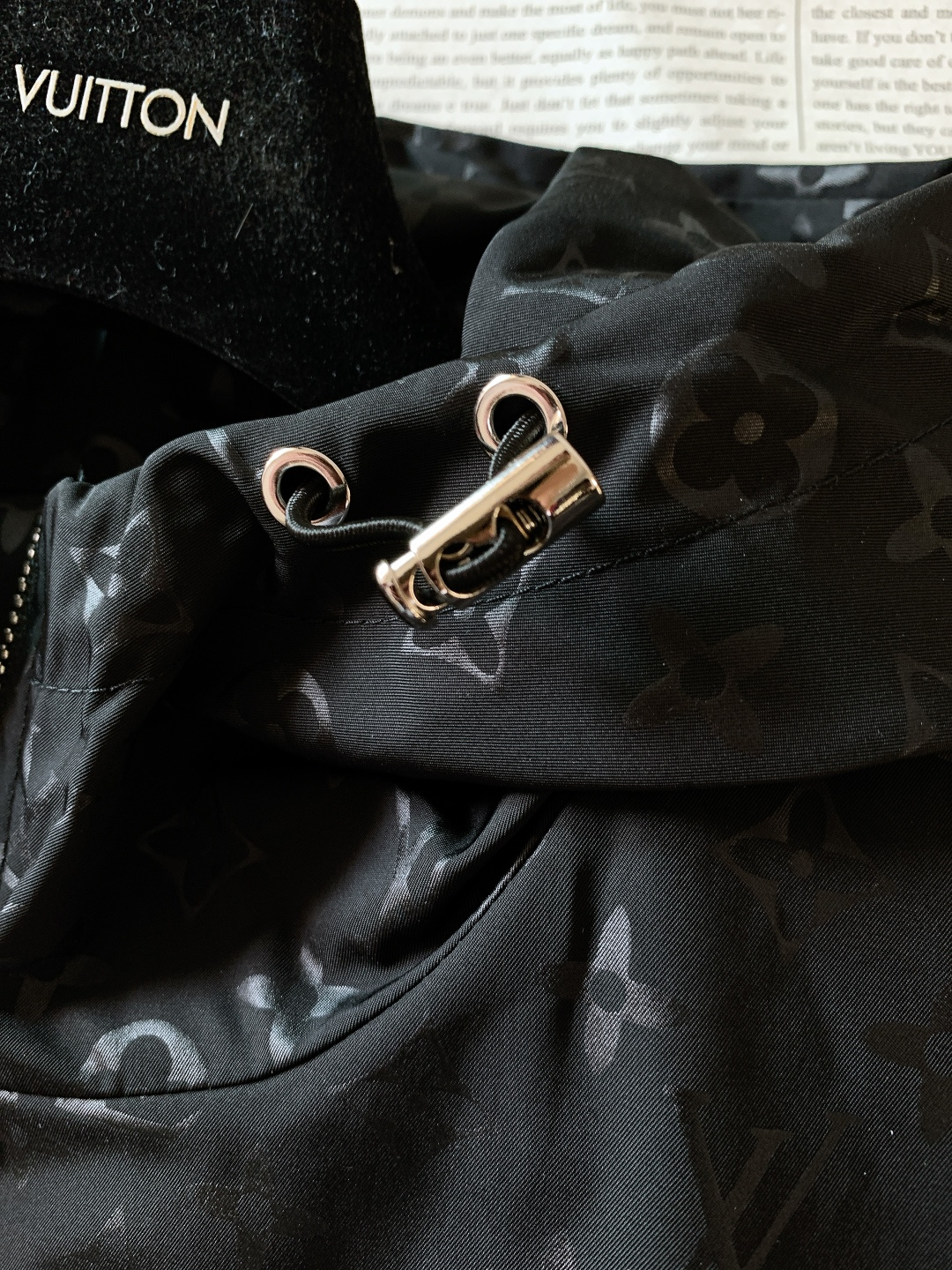 LouisVuitton 路易威登 2025FW秋冬新品 老花暗纹连帽外套。选用高密防风科技面料，质地轻