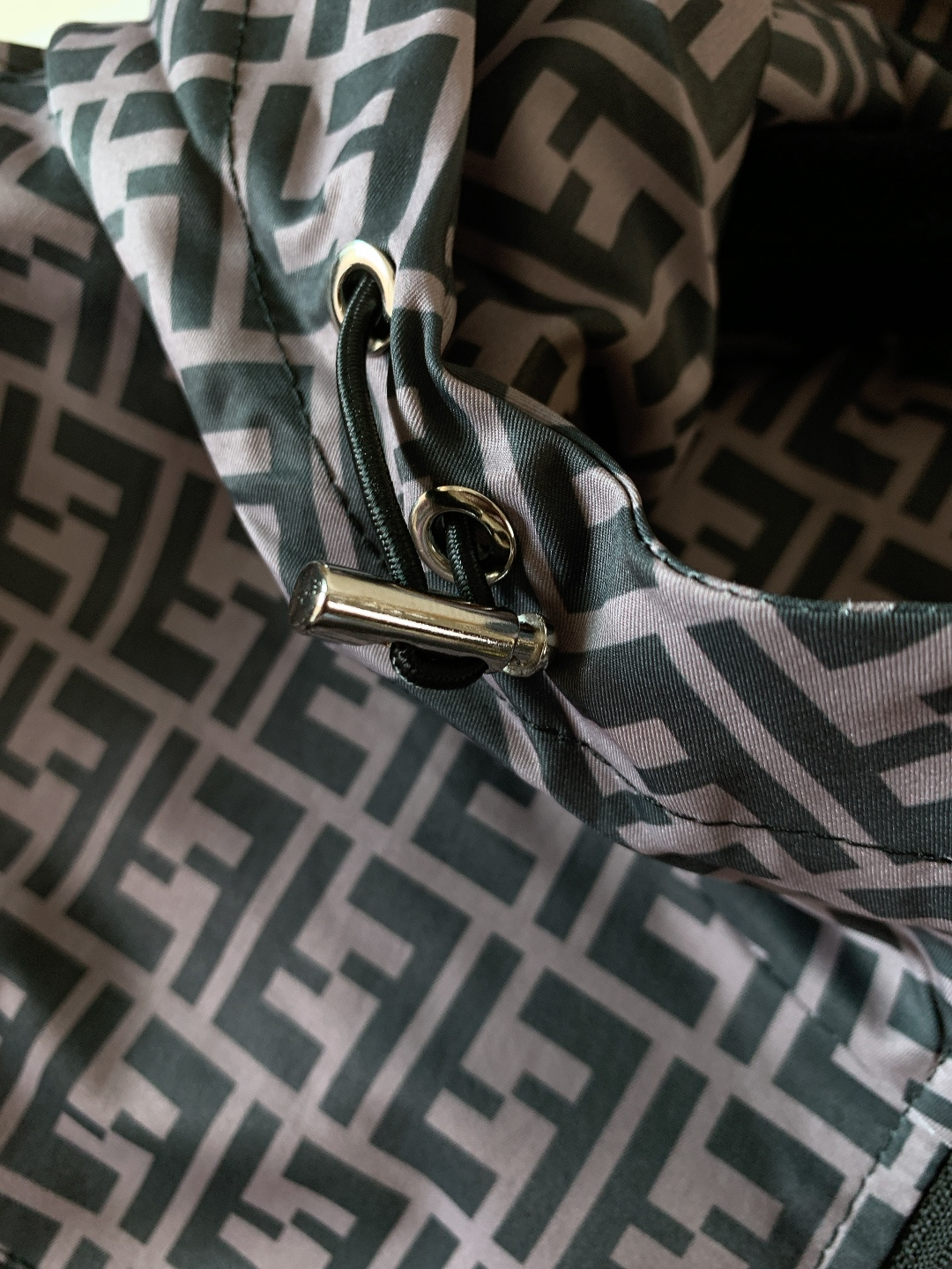 Fendi 芬迪 2026SS早春新品满印拼色连帽外套。选用高密防风尼龙面料，质地轻薄且挺括有型，具备良