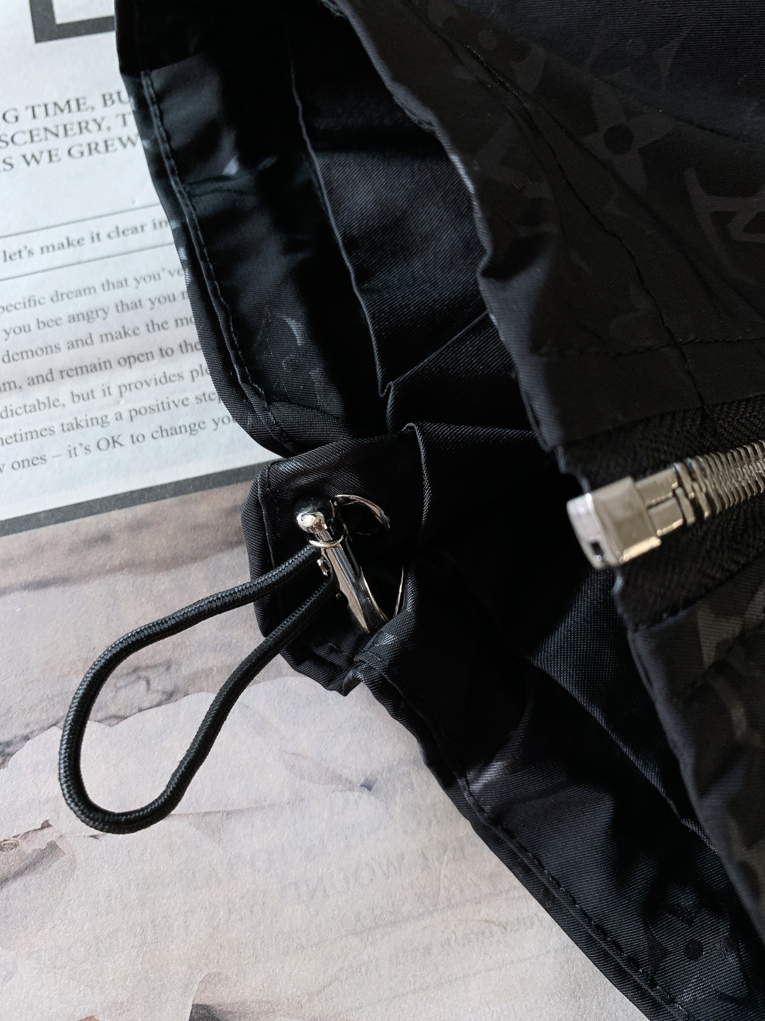 LouisVuitton 路易威登 2025FW秋冬新品 老花暗纹连帽外套。选用高密防风科技面料，质地轻