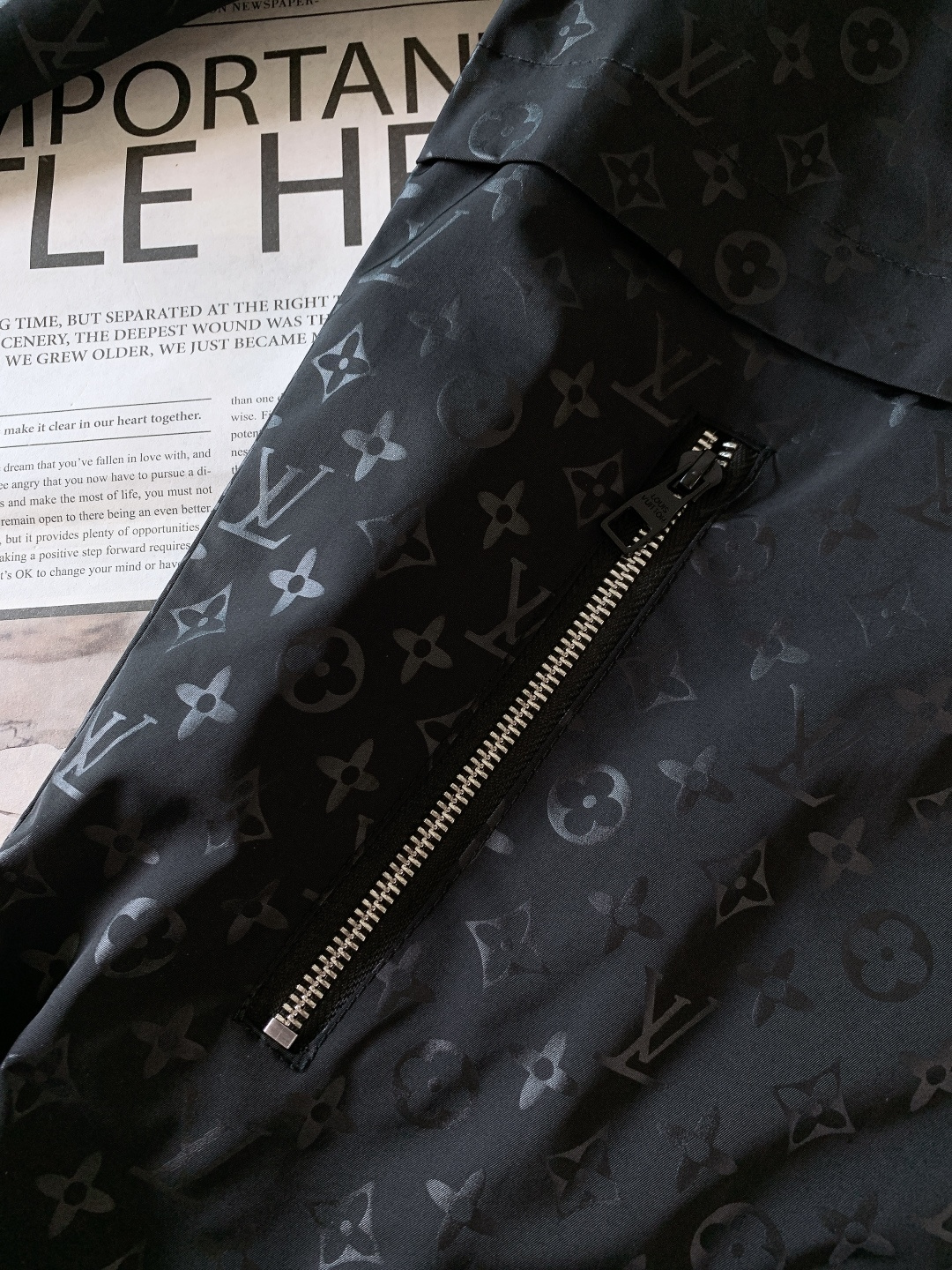 LouisVuitton 路易威登 2025FW秋冬新品 老花暗纹连帽外套。选用高密防风科技面料，质地轻