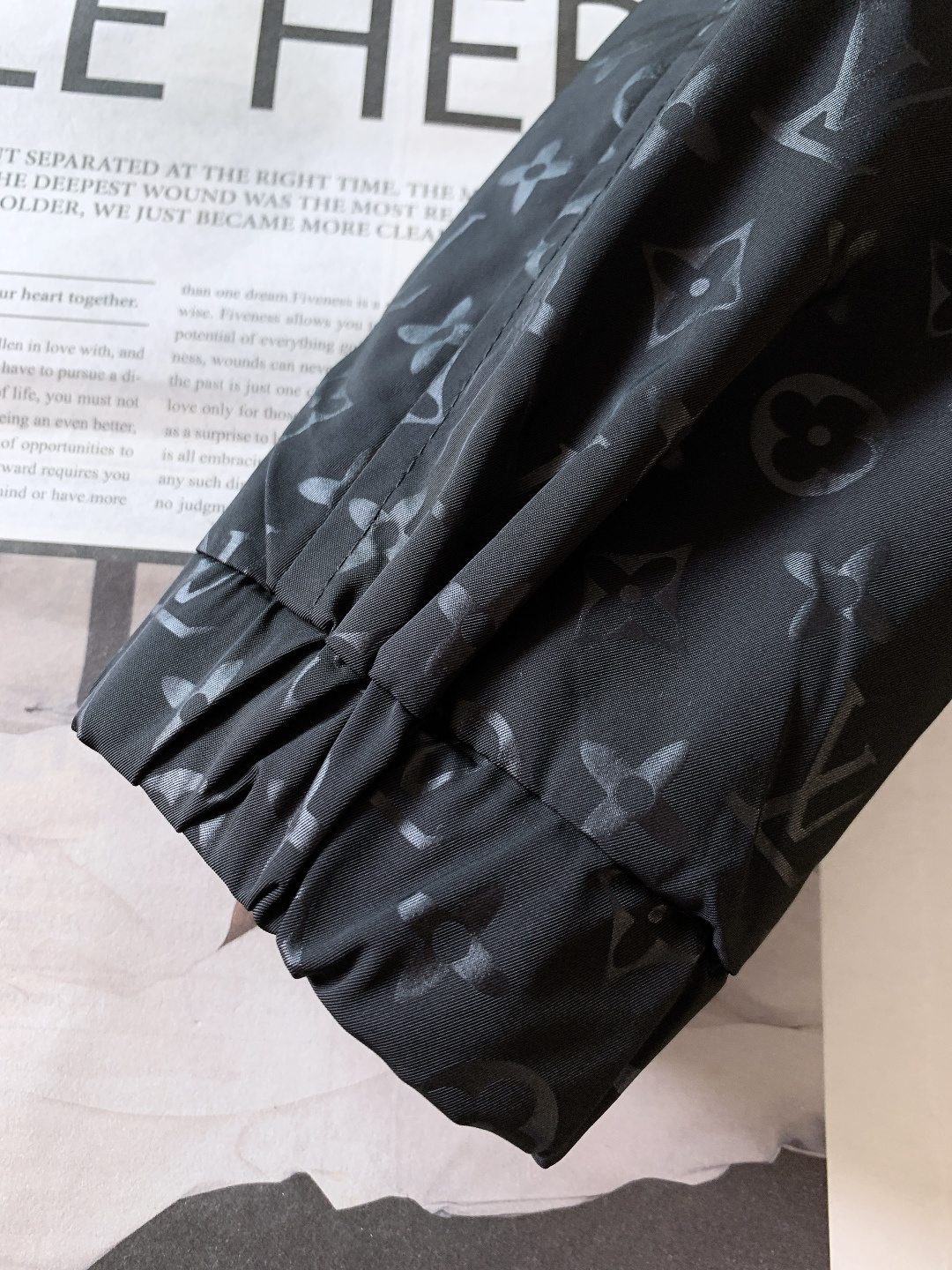 LouisVuitton 路易威登 2025FW秋冬新品 老花暗纹连帽外套。选用高密防风科技面料，质地轻