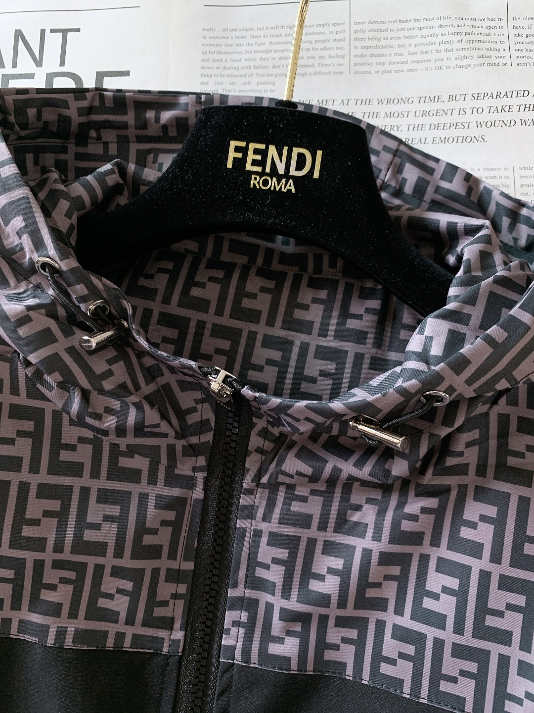 Fendi 芬迪 2026SS早春新品满印拼色连帽外套。选用高密防风尼龙面料，质地轻薄且挺括有型，具备良