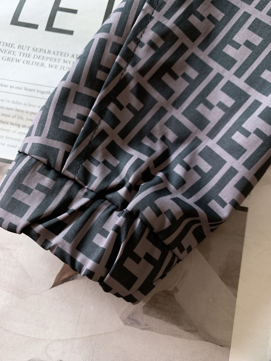 Fendi 芬迪 2026SS早春新品满印拼色连帽外套。选用高密防风尼龙面料，质地轻薄且挺括有型，具备良