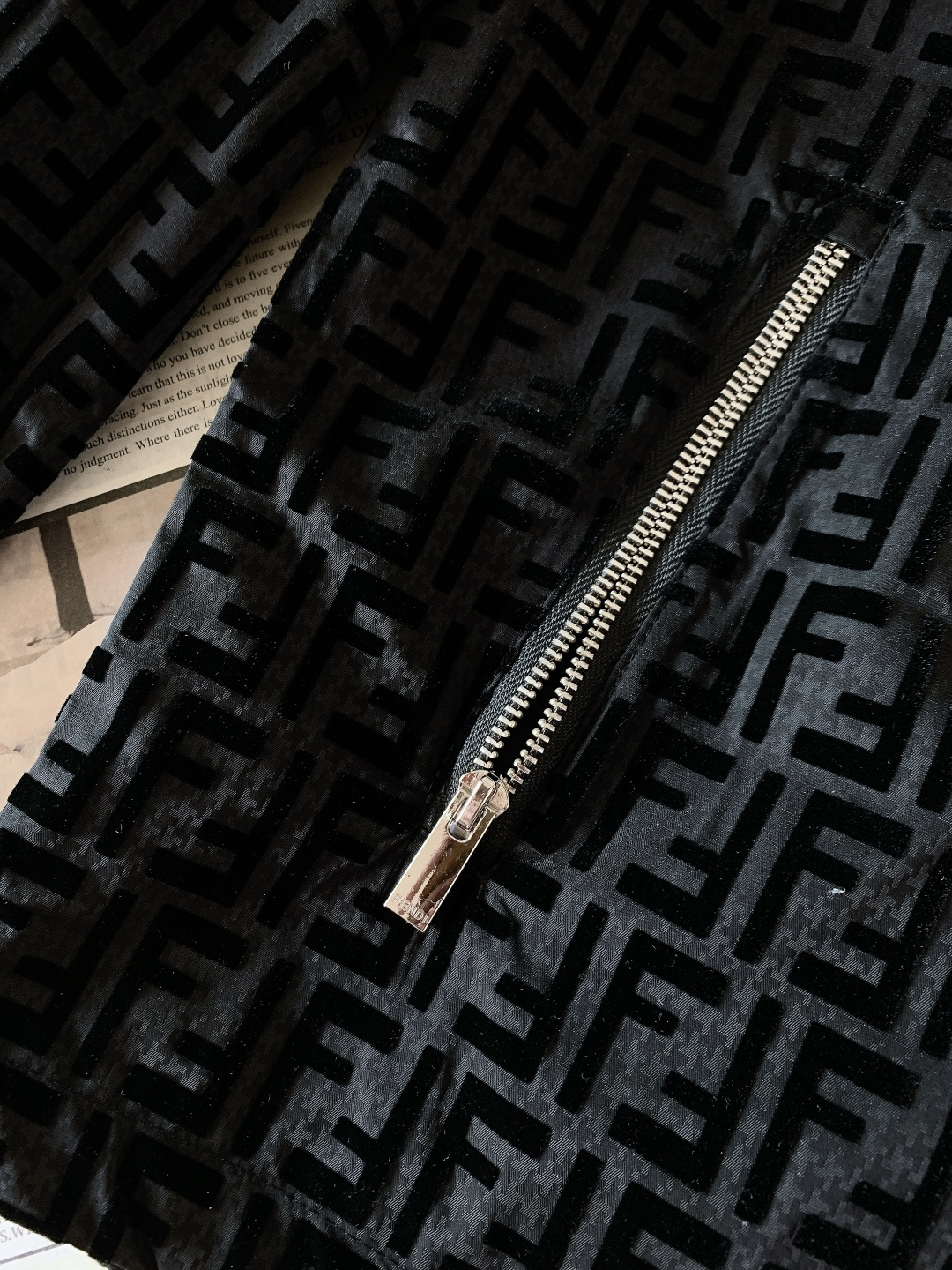 Fendi 芬迪 2026SS早春新品丝绒连帽外套｜经典双F提花丝绒面料，触感软糯又挺括；金属拉链刻字l