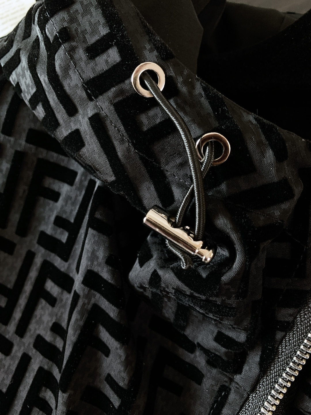 Fendi 芬迪 2026SS早春新品丝绒连帽外套｜经典双F提花丝绒面料，触感软糯又挺括；金属拉链刻字l