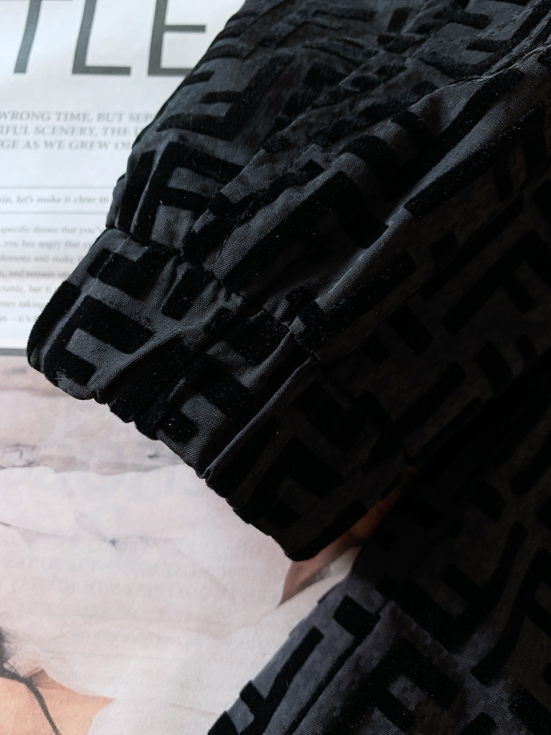 Fendi 芬迪 2026SS早春新品丝绒连帽外套｜经典双F提花丝绒面料，触感软糯又挺括；金属拉链刻字l