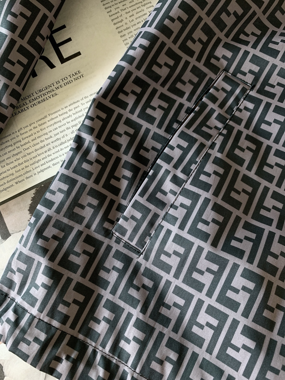 Fendi 芬迪 2026SS早春新品满印拼色连帽外套。选用高密防风尼龙面料，质地轻薄且挺括有型，具备良