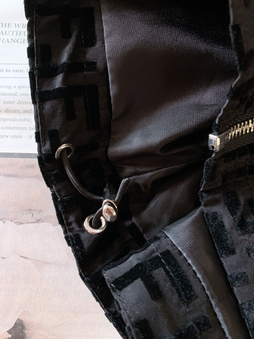 Fendi 芬迪 2026SS早春新品丝绒连帽外套｜经典双F提花丝绒面料，触感软糯又挺括；金属拉链刻字l