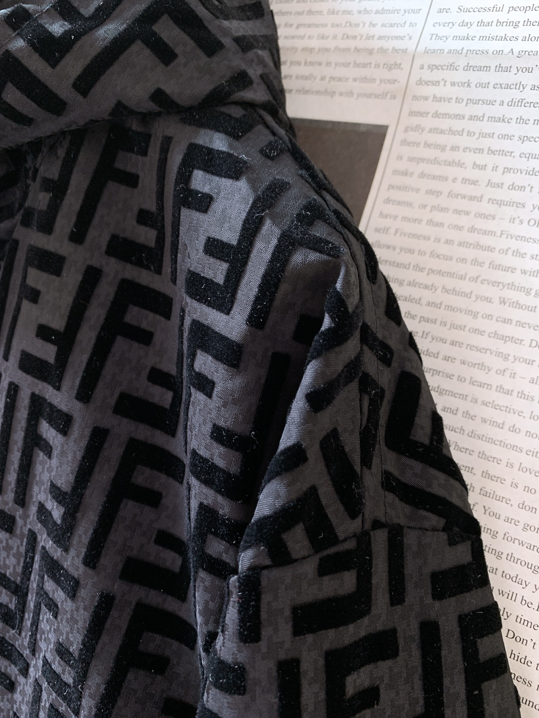 Fendi 芬迪 2026SS早春新品丝绒连帽外套｜经典双F提花丝绒面料，触感软糯又挺括；金属拉链刻字l