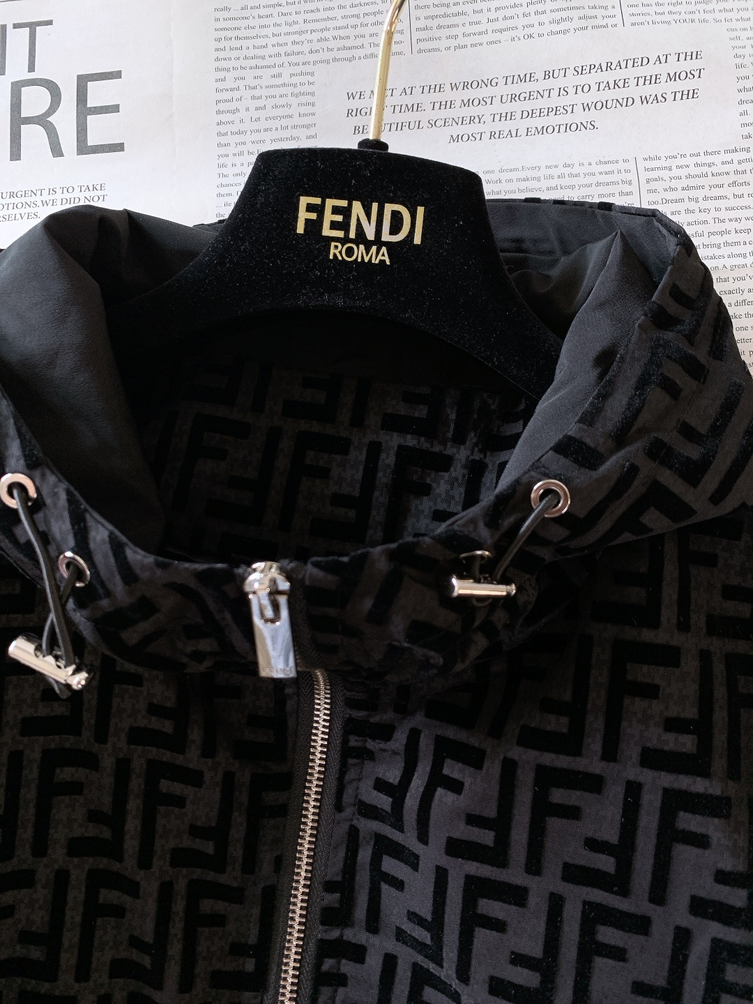 Fendi 芬迪 2026SS早春新品丝绒连帽外套｜经典双F提花丝绒面料，触感软糯又挺括；金属拉链刻字l