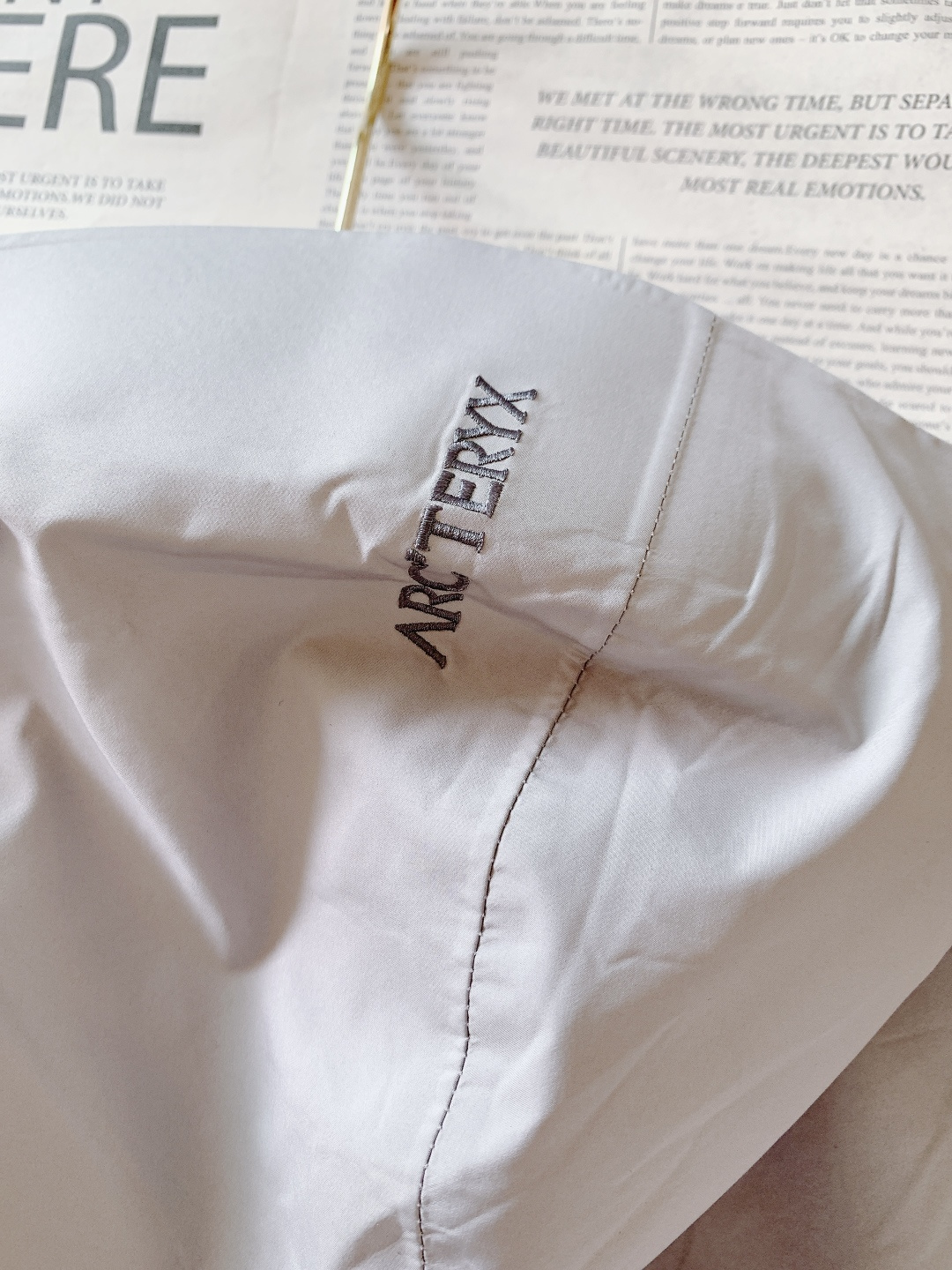 ARCTERYX 始祖鸟 轻薄款连帽外套 户外硬核防护与都市极简美学碰撞。采用GORE-TEX WIND