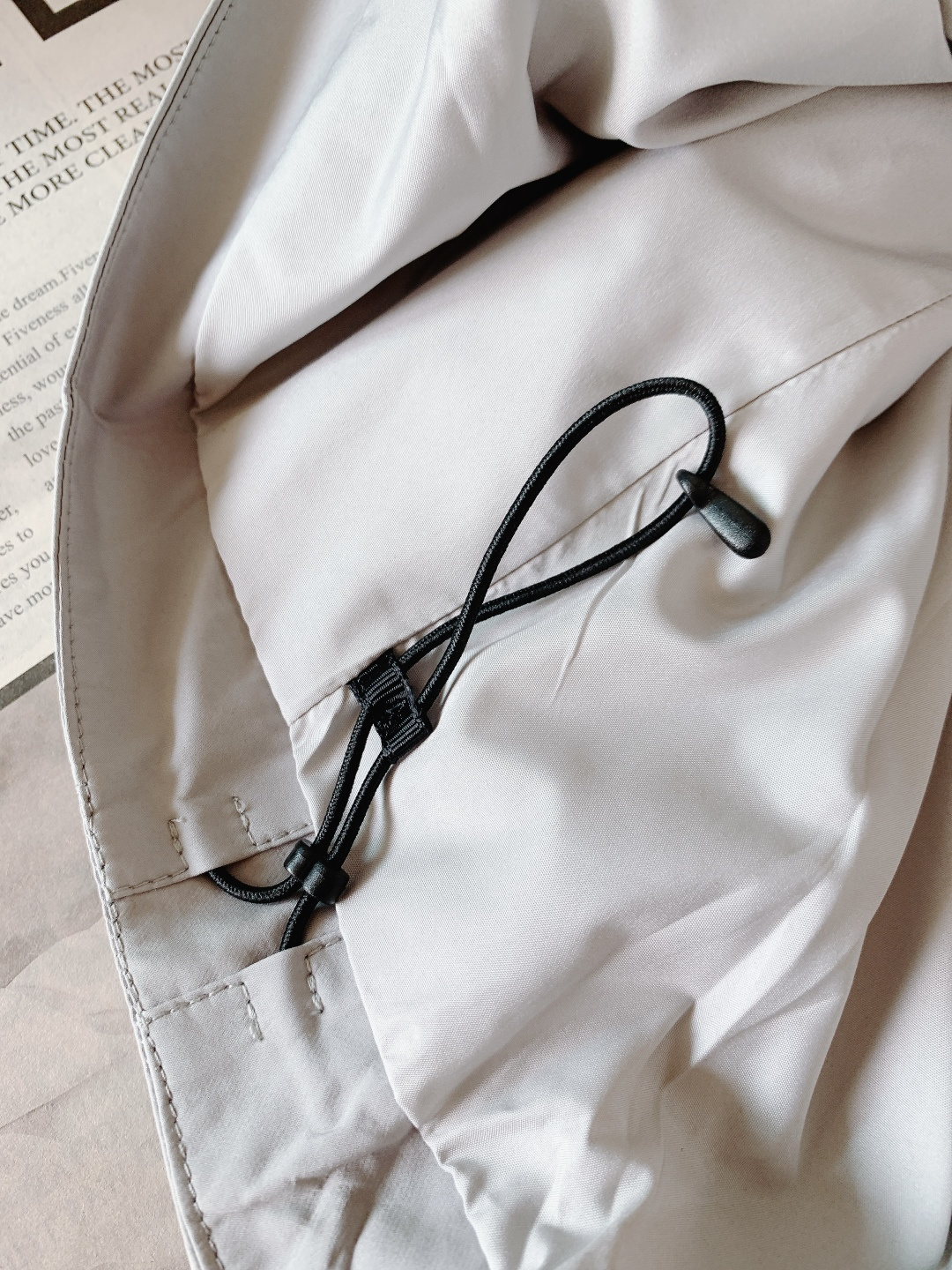 ARCTERYX 始祖鸟 轻薄款连帽外套 户外硬核防护与都市极简美学碰撞。采用GORE-TEX WIND