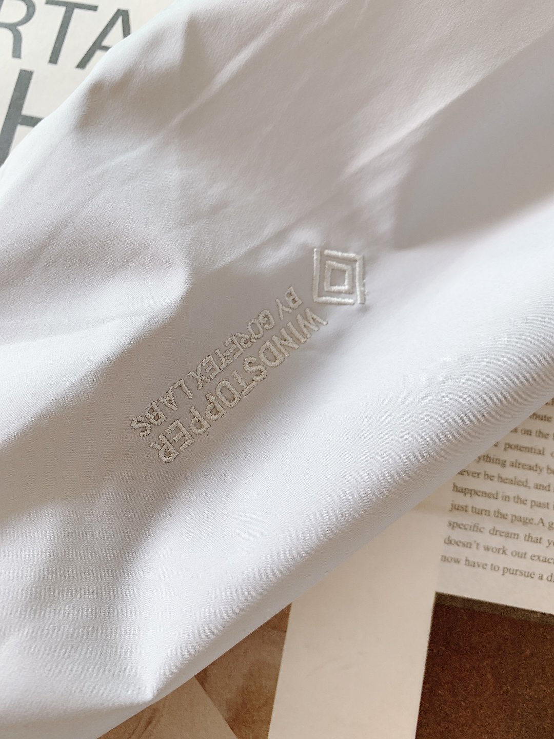 ARCTERYX 始祖鸟 轻薄款连帽外套 户外硬核防护与都市极简美学碰撞。采用GORE-TEX WIND