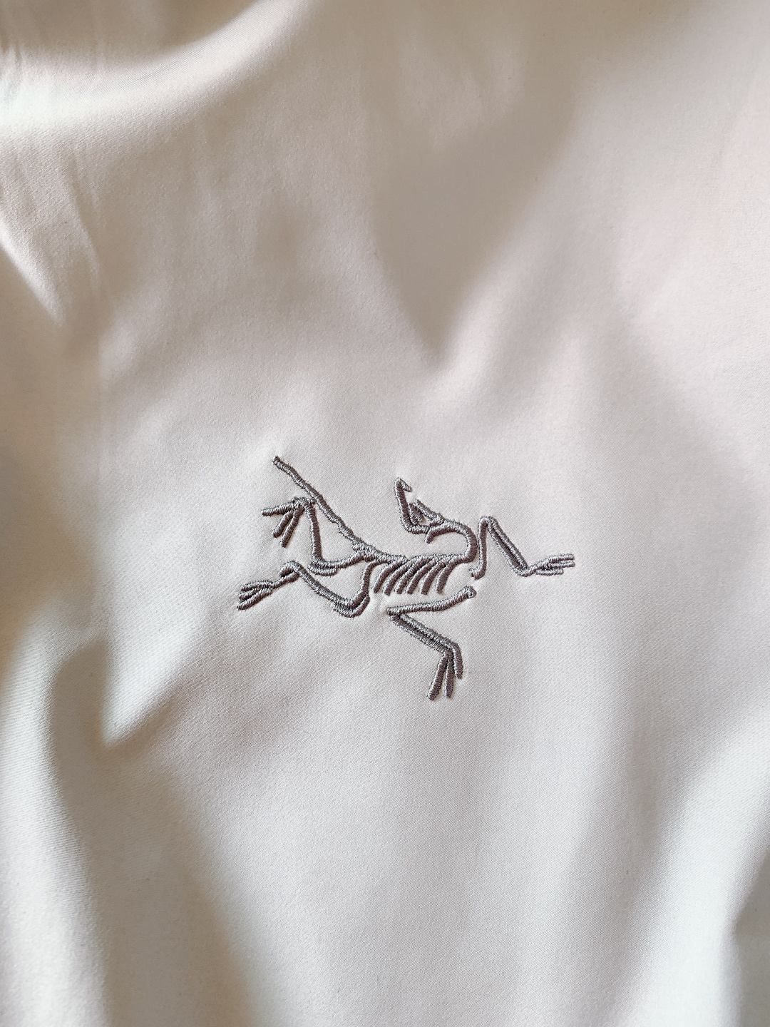 ARCTERYX 始祖鸟 轻薄款连帽外套 户外硬核防护与都市极简美学碰撞。采用GORE-TEX WIND