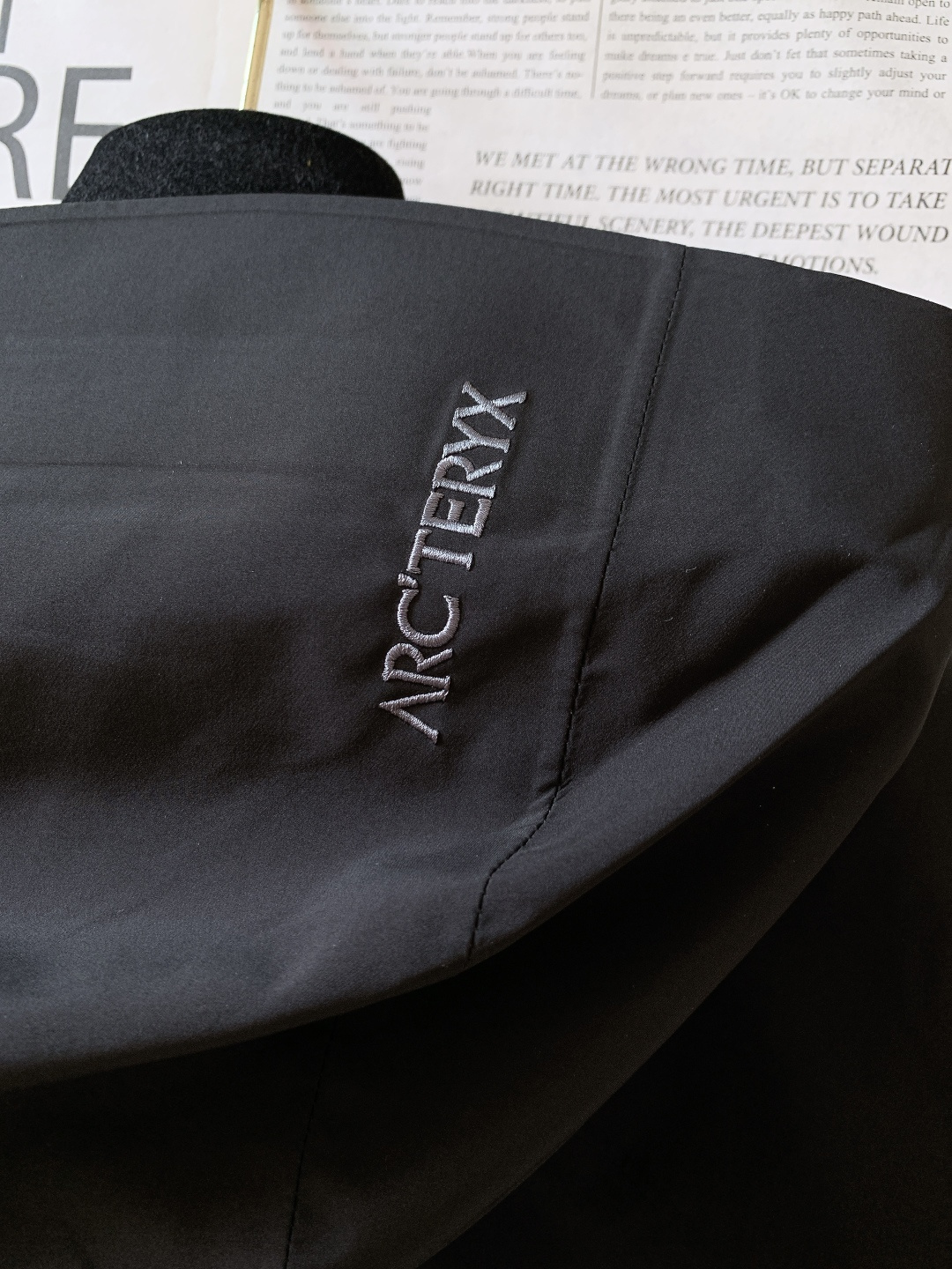 ARCTERYX 始祖鸟 轻薄款连帽外套 户外硬核防护与都市极简美学碰撞。采用GORE-TEX WIND