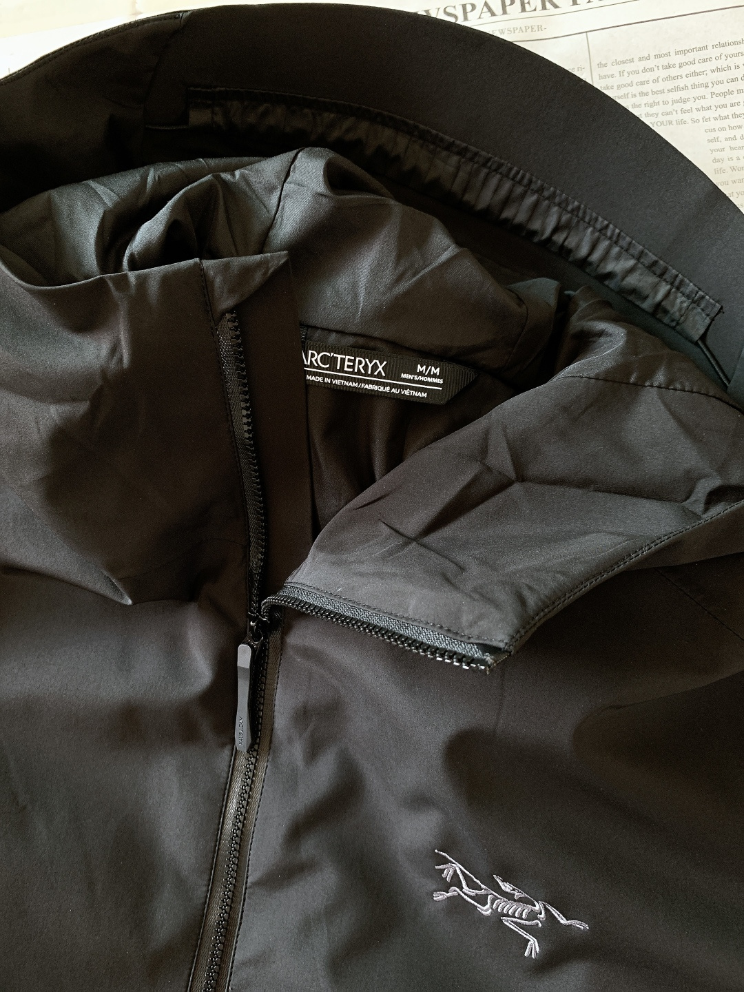 ARCTERYX 始祖鸟 轻薄款连帽外套 户外硬核防护与都市极简美学碰撞。采用GORE-TEX WIND