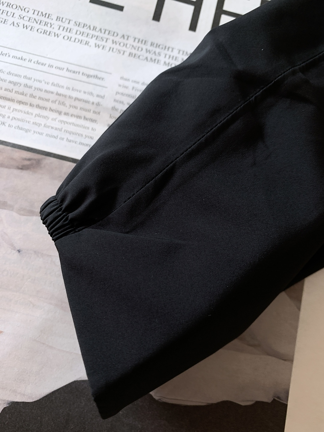 ARCTERYX 始祖鸟 轻薄款连帽外套 户外硬核防护与都市极简美学碰撞。采用GORE-TEX WIND