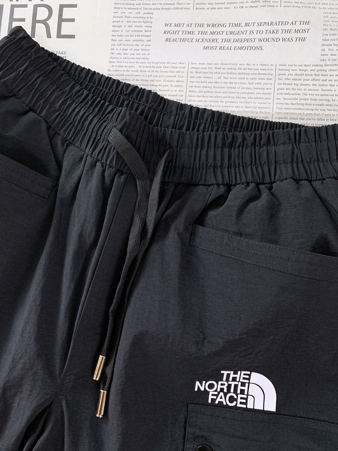 The North Face®北面 2025FW秋冬新品休闲羽绒裤，户外基因与日常穿搭的完美融合！高密防