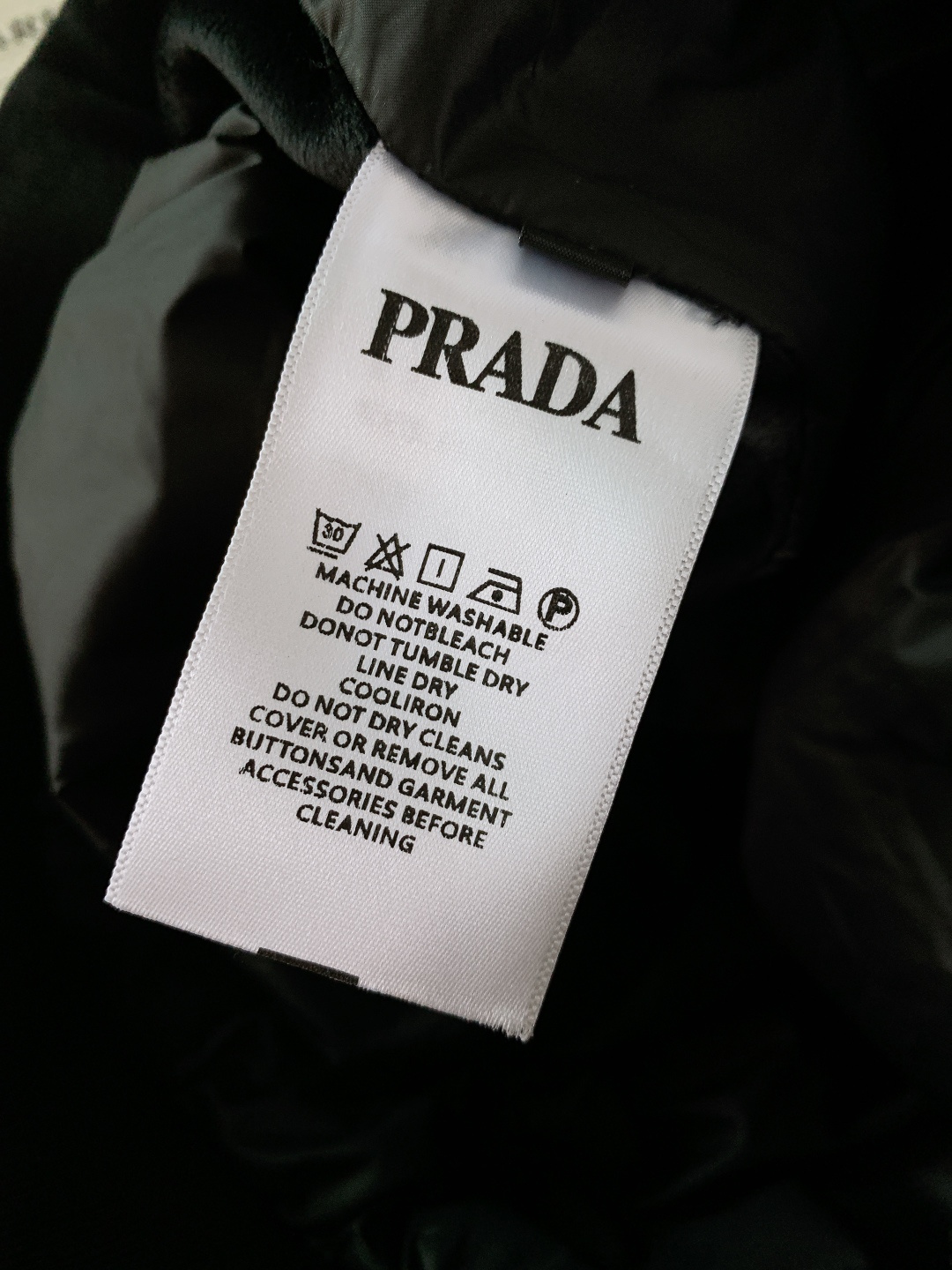 Prada 普拉达 2025FW秋冬新品休闲织带羽绒裤，经典三角徽标彰显品牌辨识度，侧边白条纹勾勒利落线