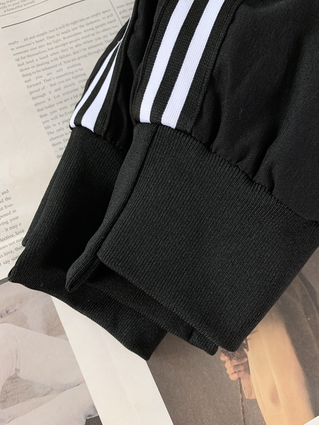 Prada 普拉达 2025FW秋冬新品休闲织带羽绒裤，经典三角徽标彰显品牌辨识度，侧边白条纹勾勒利落线