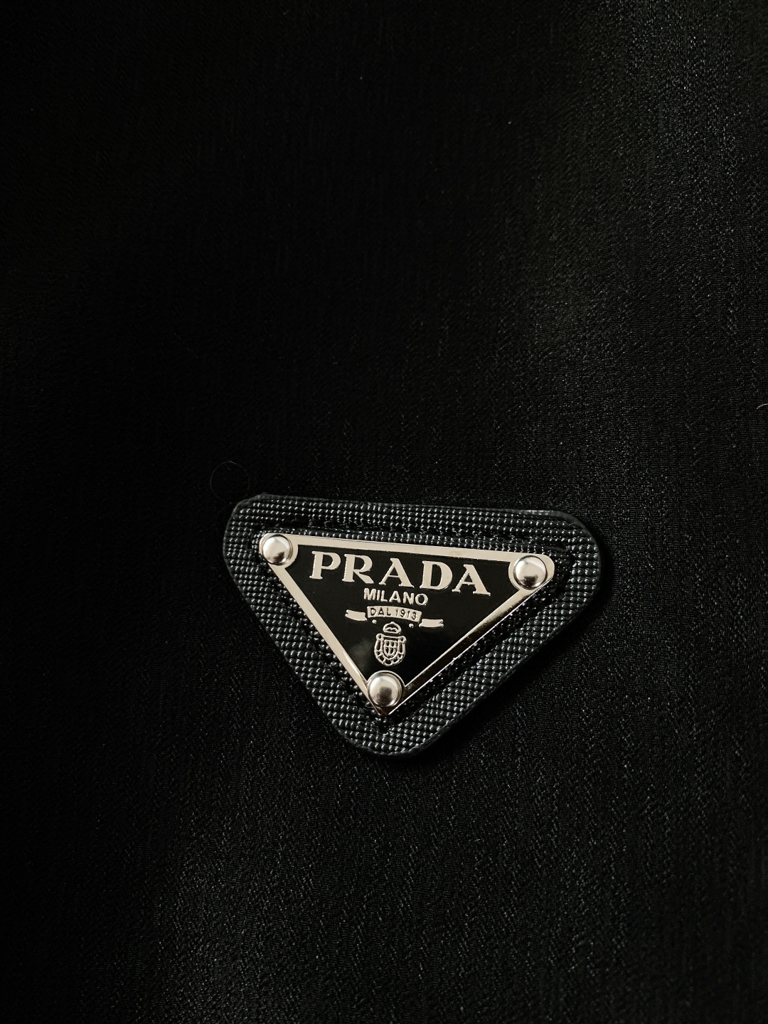 Prada 普拉达 2025FW秋冬新品休闲织带羽绒裤，经典三角徽标彰显品牌辨识度，侧边白条纹勾勒利落线