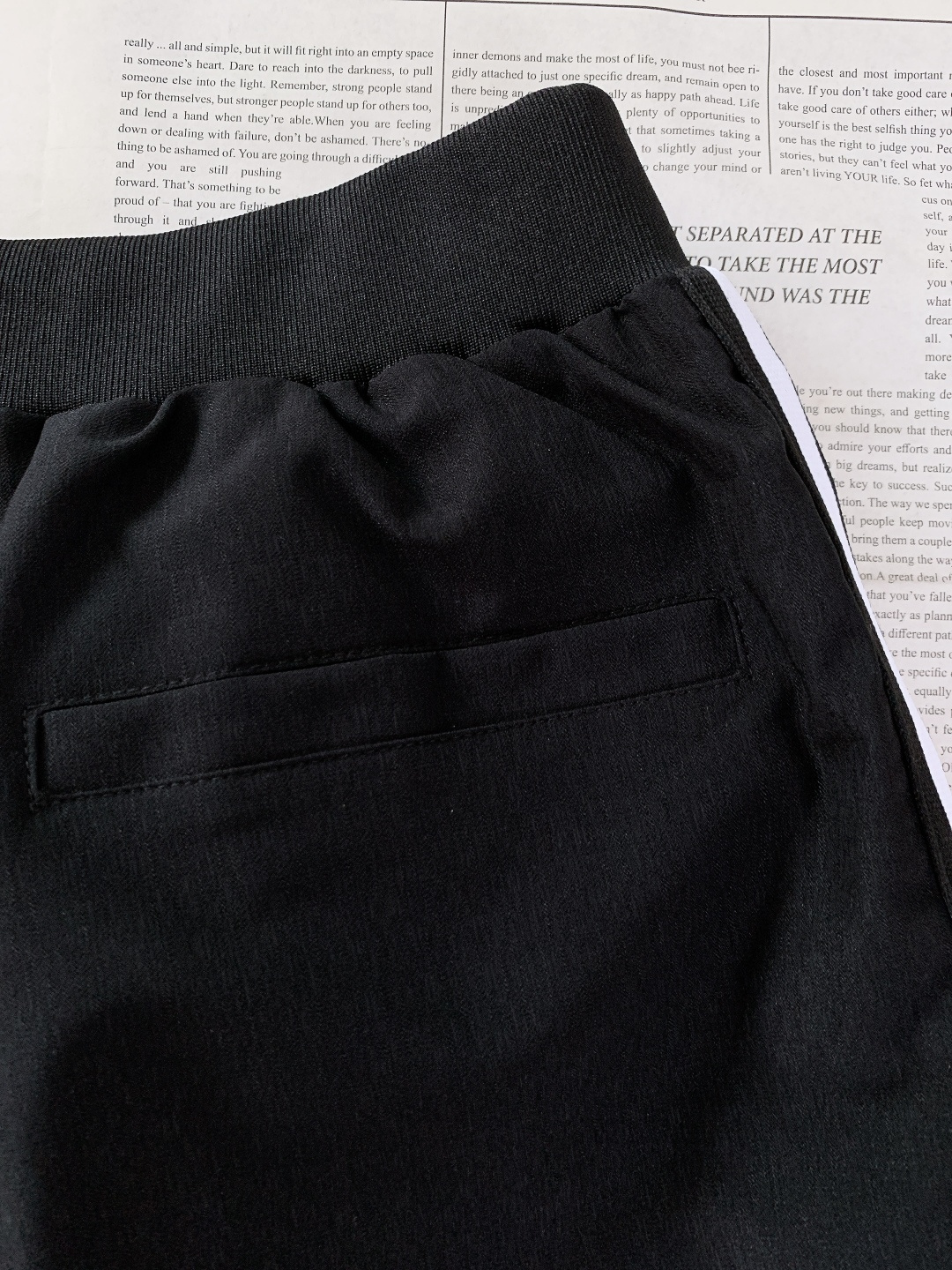 Prada 普拉达 2025FW秋冬新品休闲织带羽绒裤，经典三角徽标彰显品牌辨识度，侧边白条纹勾勒利落线