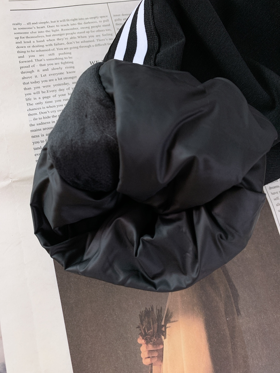 Prada 普拉达 2025FW秋冬新品休闲织带羽绒裤，经典三角徽标彰显品牌辨识度，侧边白条纹勾勒利落线